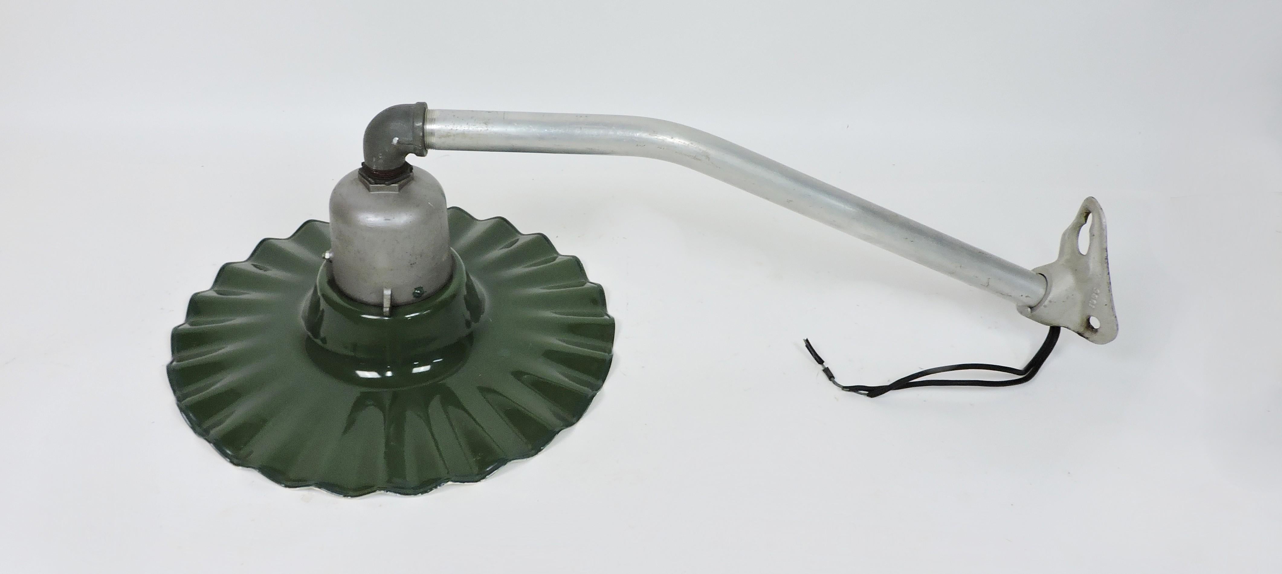 Sehr coole große industrielle Straßenlaterne aus den 1930er Jahren, hergestellt von Line Material Industries aus Milwaukee. Diese Leuchte hat ein radiales Wellendesign, dessen Wellenmuster das Licht zu den Seiten hin abstrahlen soll. Sie besteht aus