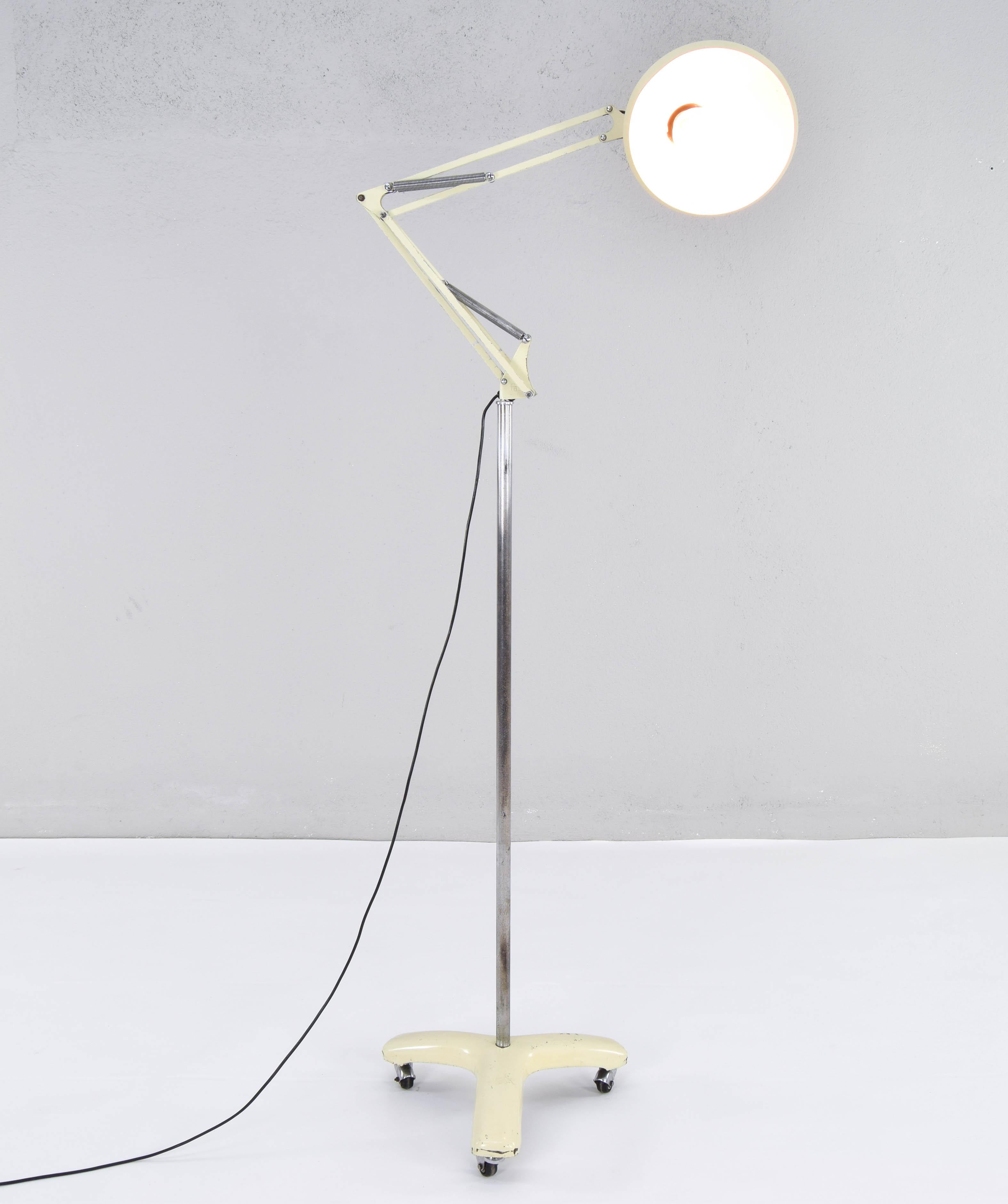 Faro model lamp for medical clinic of the renowned Spanish brand Fase. Articulable, with steerable lampshade and with wheels. With all the characteristics of a medical consultation lamp and with the quality design of the firm.
This lamp has a