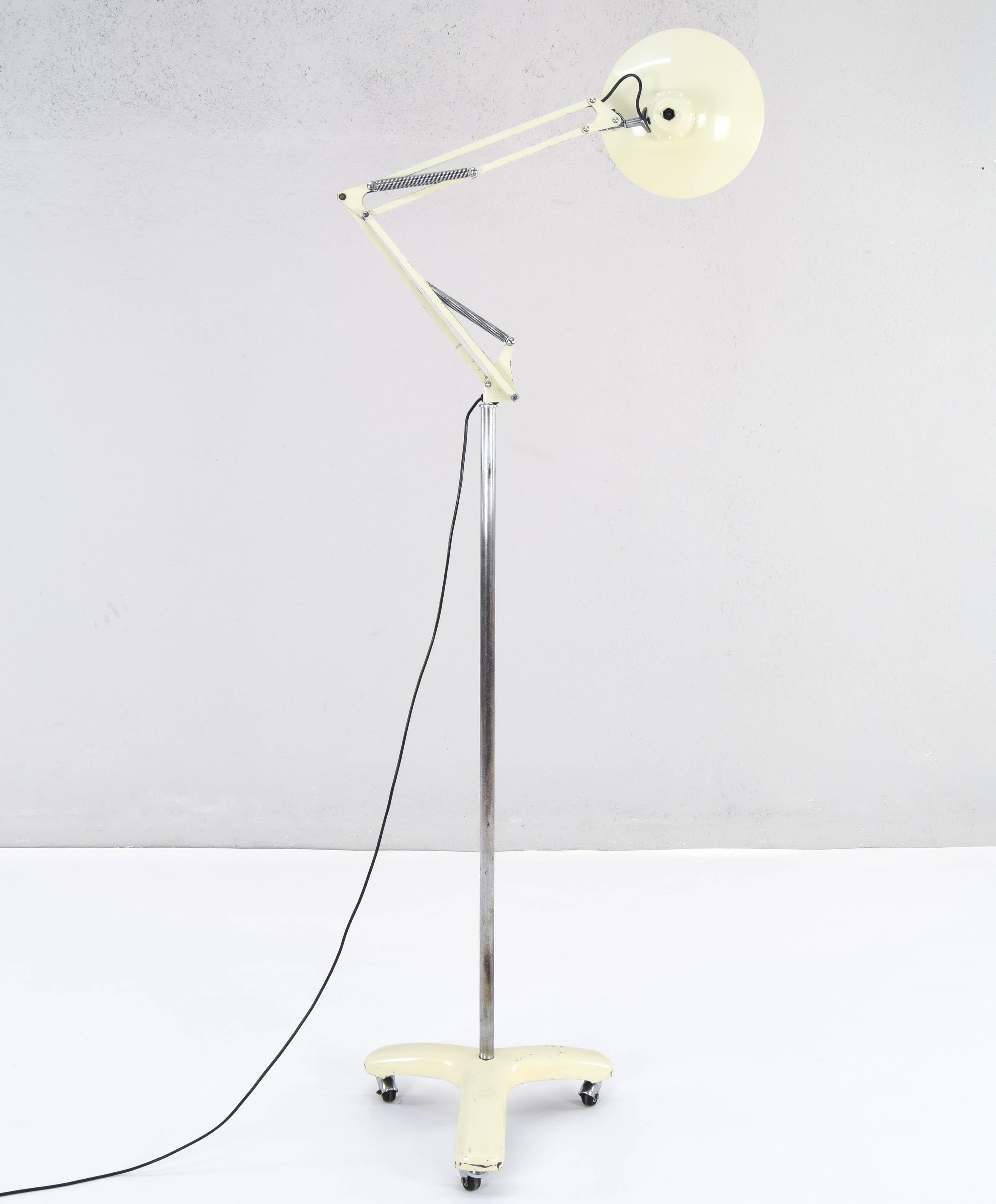 Industrial Medical Lamp Faro Model of the Fase Brand, Spain, 1970 In Good Condition In Escalona, Toledo
