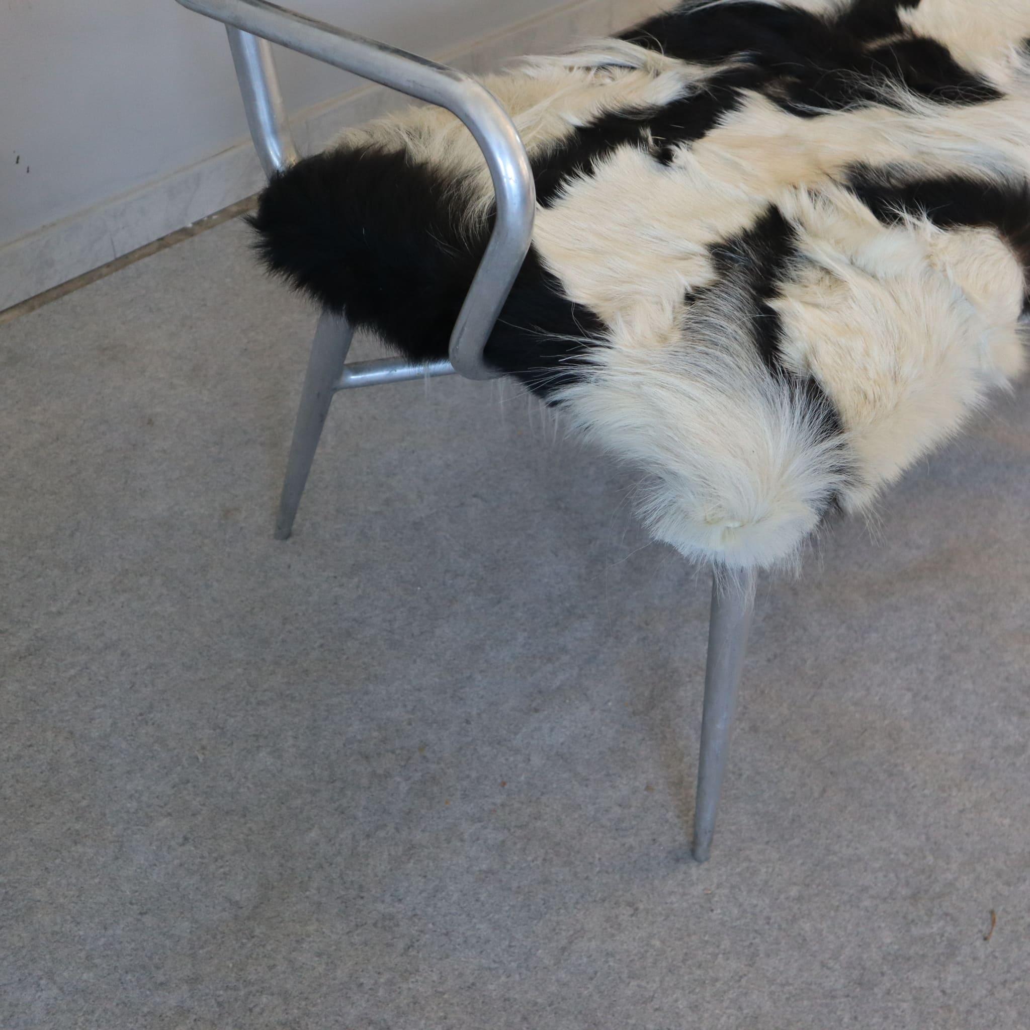 Panca industriale in metallo e pelle bovina, Italia, anni '50
Questa panca degli anni '50 combina l'estetica industriale con l'eleganza della pelle di mucca. La struttura in alluminio lo rende robusto e durevole, mentre la seduta in pelle di mucca