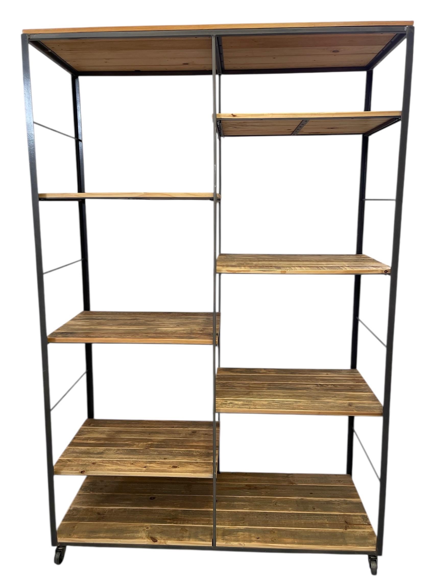 Questa libreria in stile industriale combina una struttura in acciaio grezzo con scaffali in legno naturale per un'estetica versatile e utilitaristica. Il design è caratterizzato da una disposizione a due colonne con ripiani aperti, ciascuno