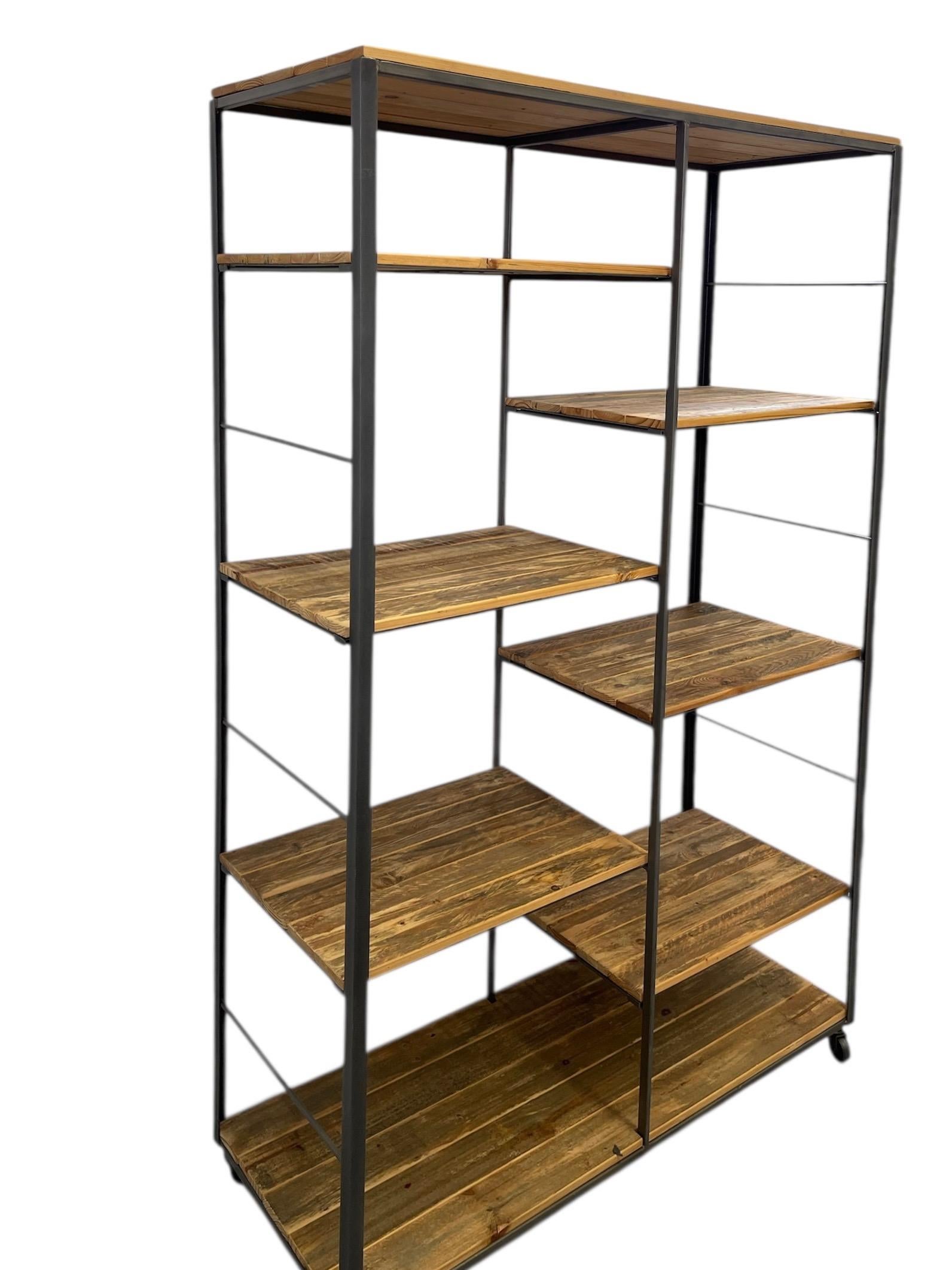 Mid-Century moderno Libreria industriale in metallo e Wood con ripiani regolabili in vendita