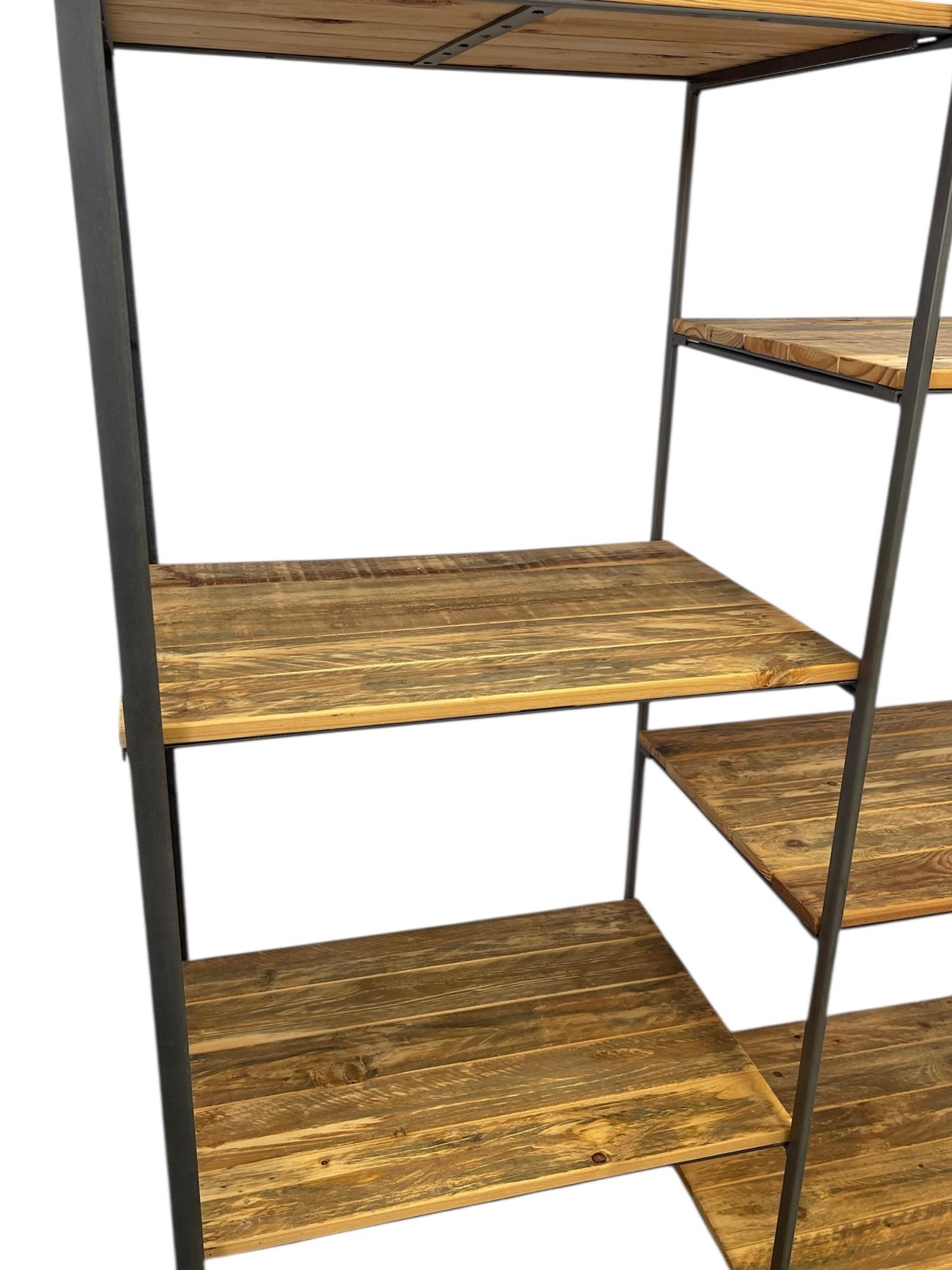 Fine XX secolo Libreria industriale in metallo e Wood con ripiani regolabili in vendita