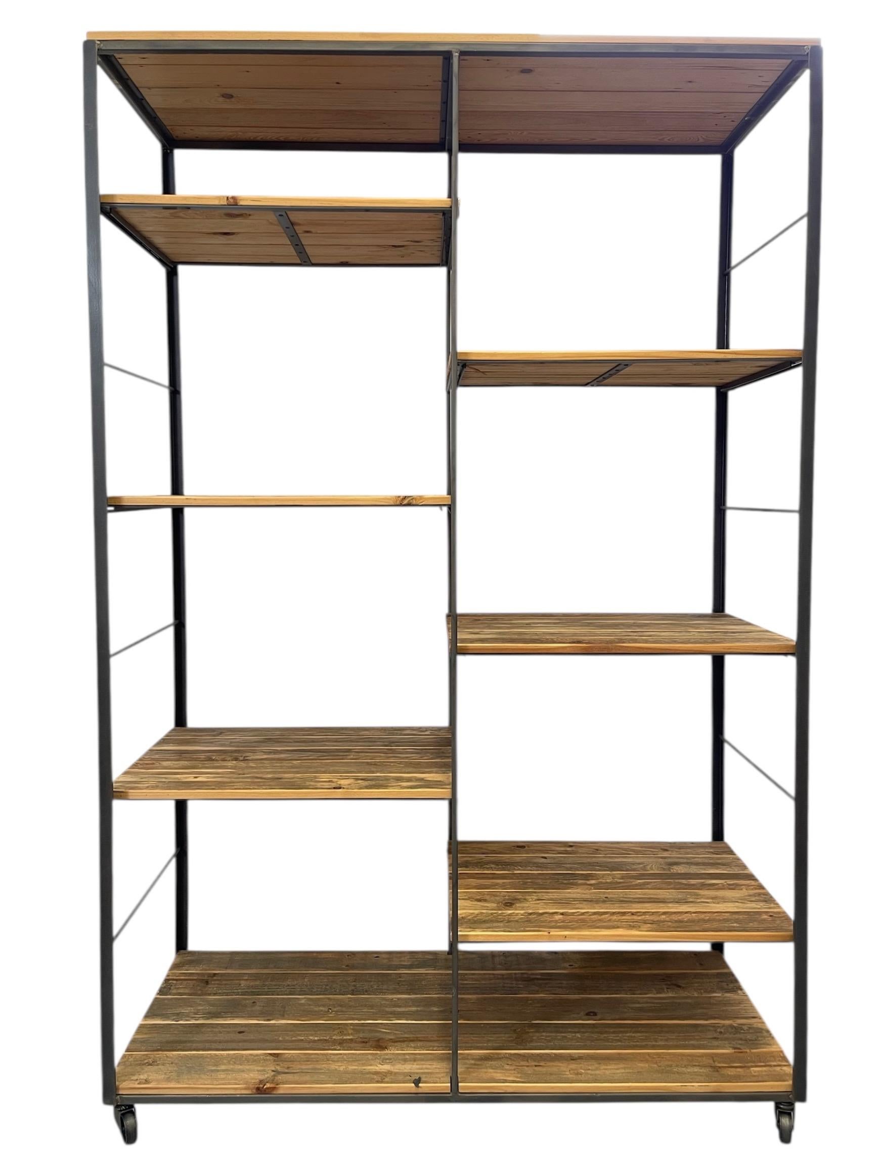 Libreria industriale in metallo e Wood con ripiani regolabili in vendita 2