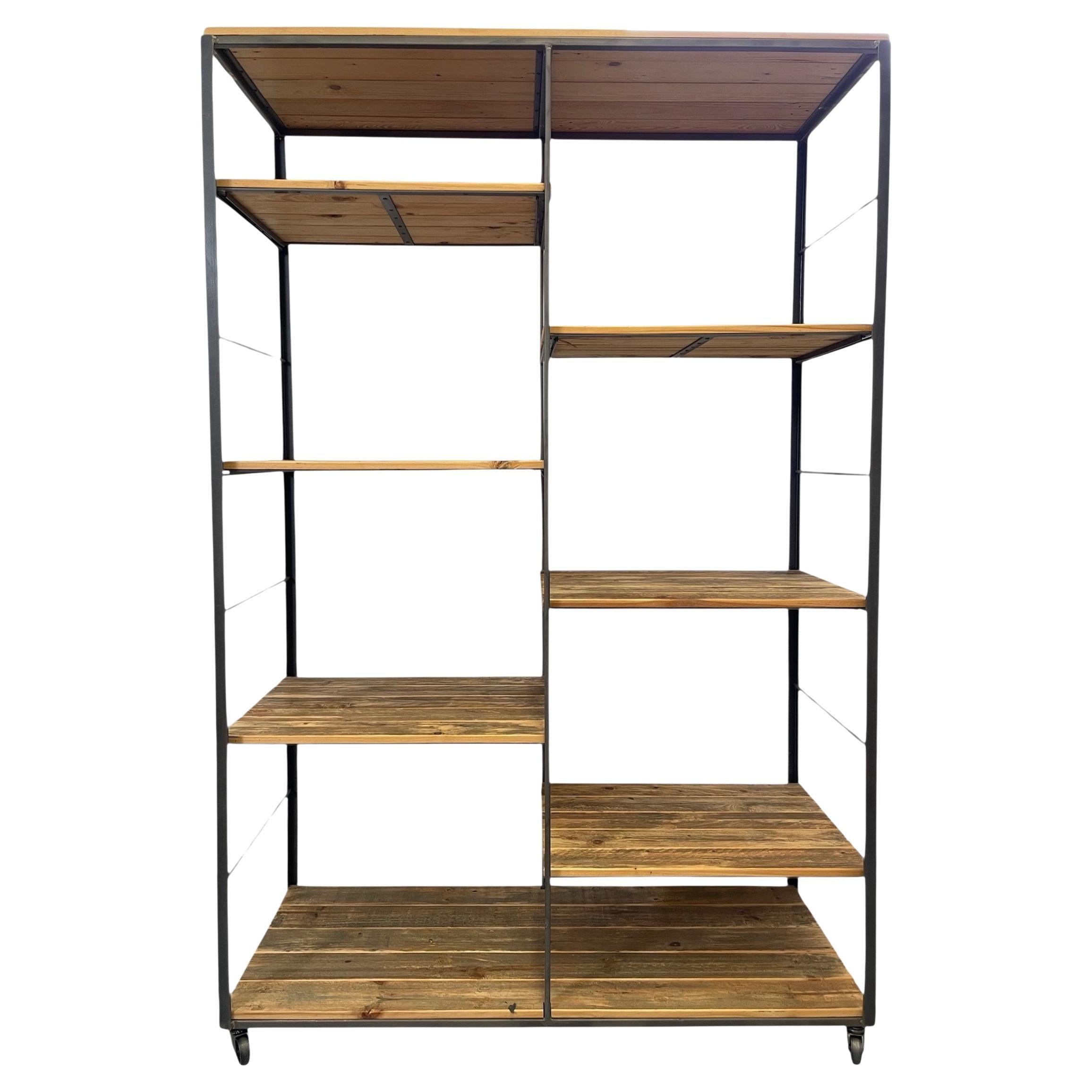 Libreria industriale in metallo e Wood con ripiani regolabili in vendita