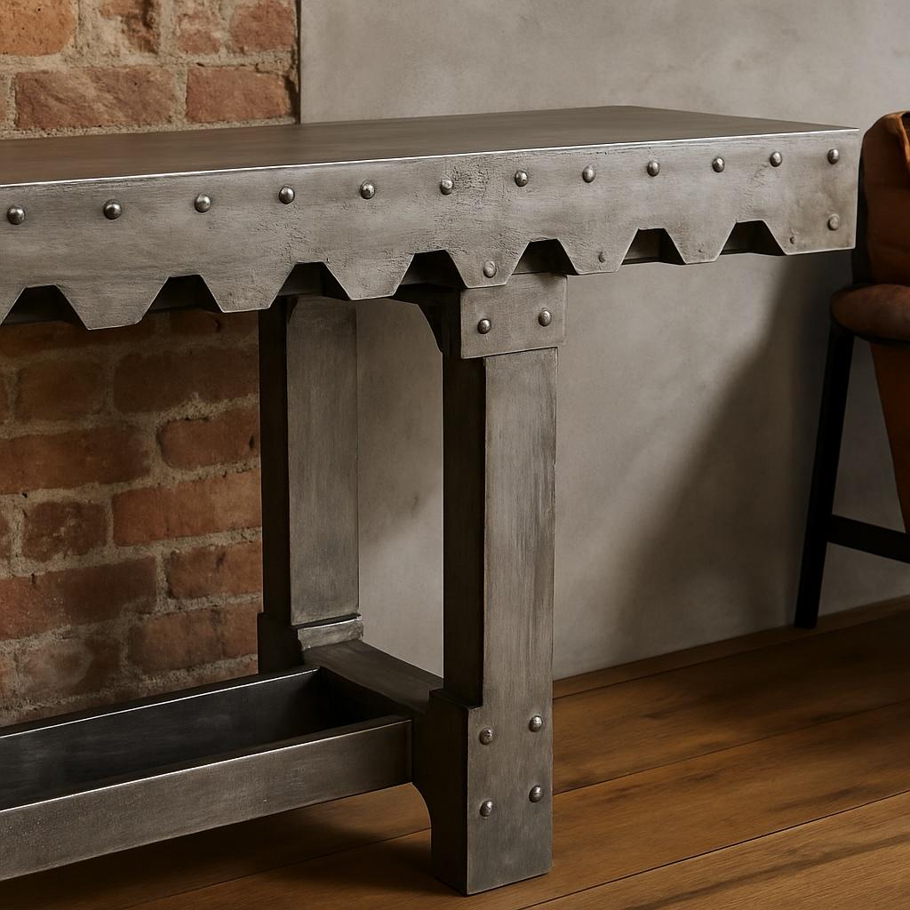 Industrielle Metallkonsole mit vernieteten Details im brutalistischen Stil (Moldauisch) im Angebot