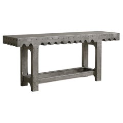 Console industrielle en métal avec détails rivetés de style brutaliste