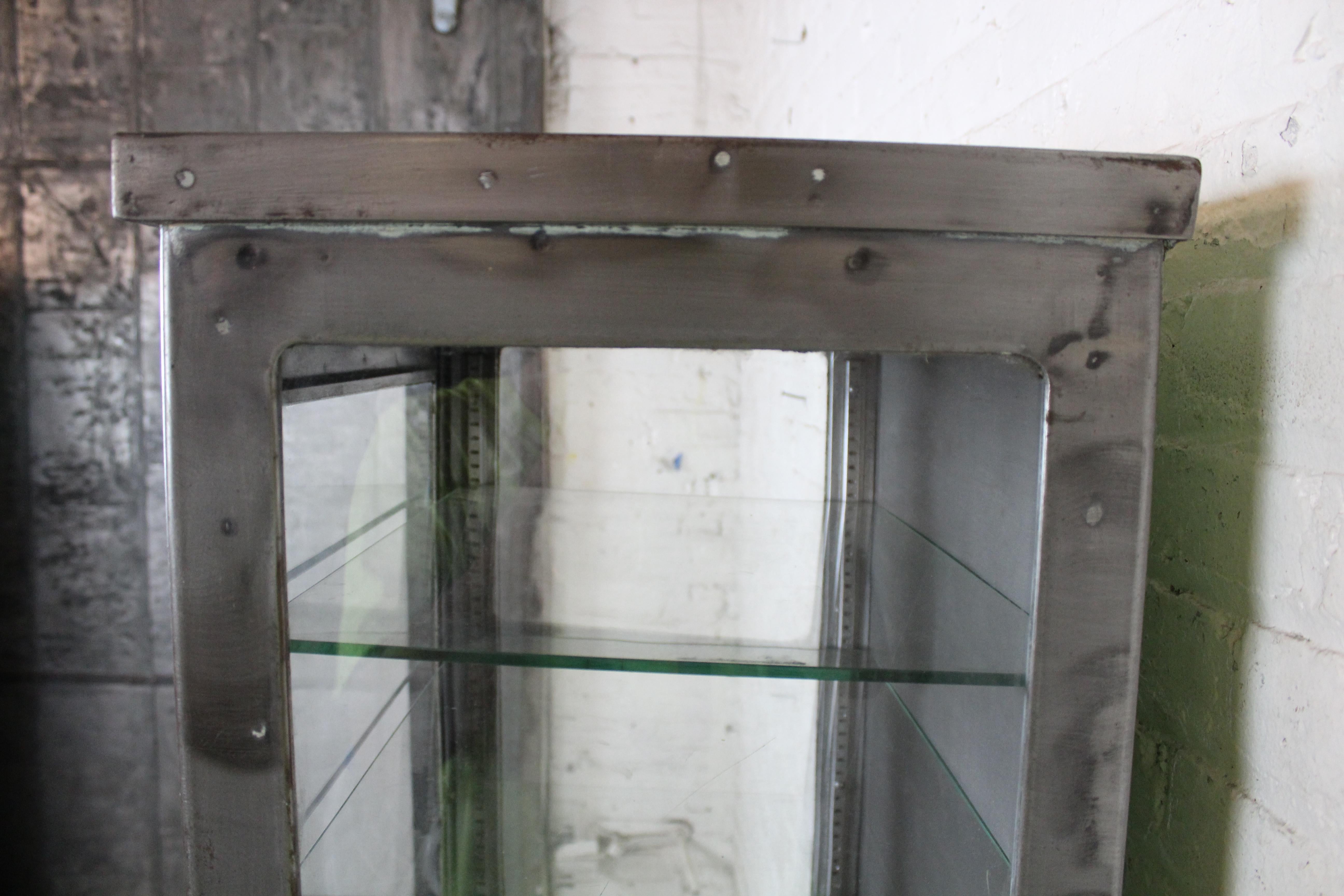 Vitrine industrielle en métal 8