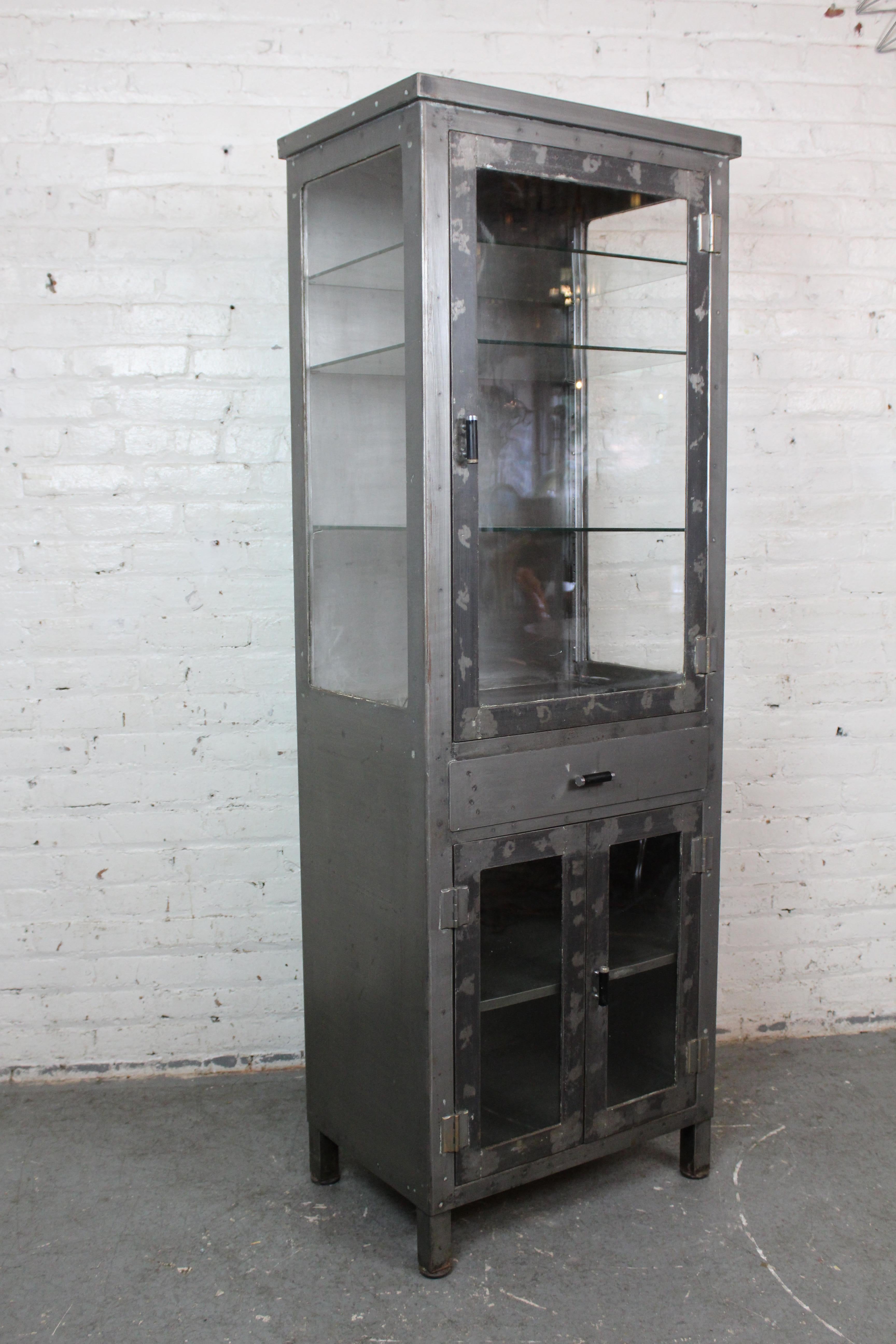 Vitrine industrielle en métal 9