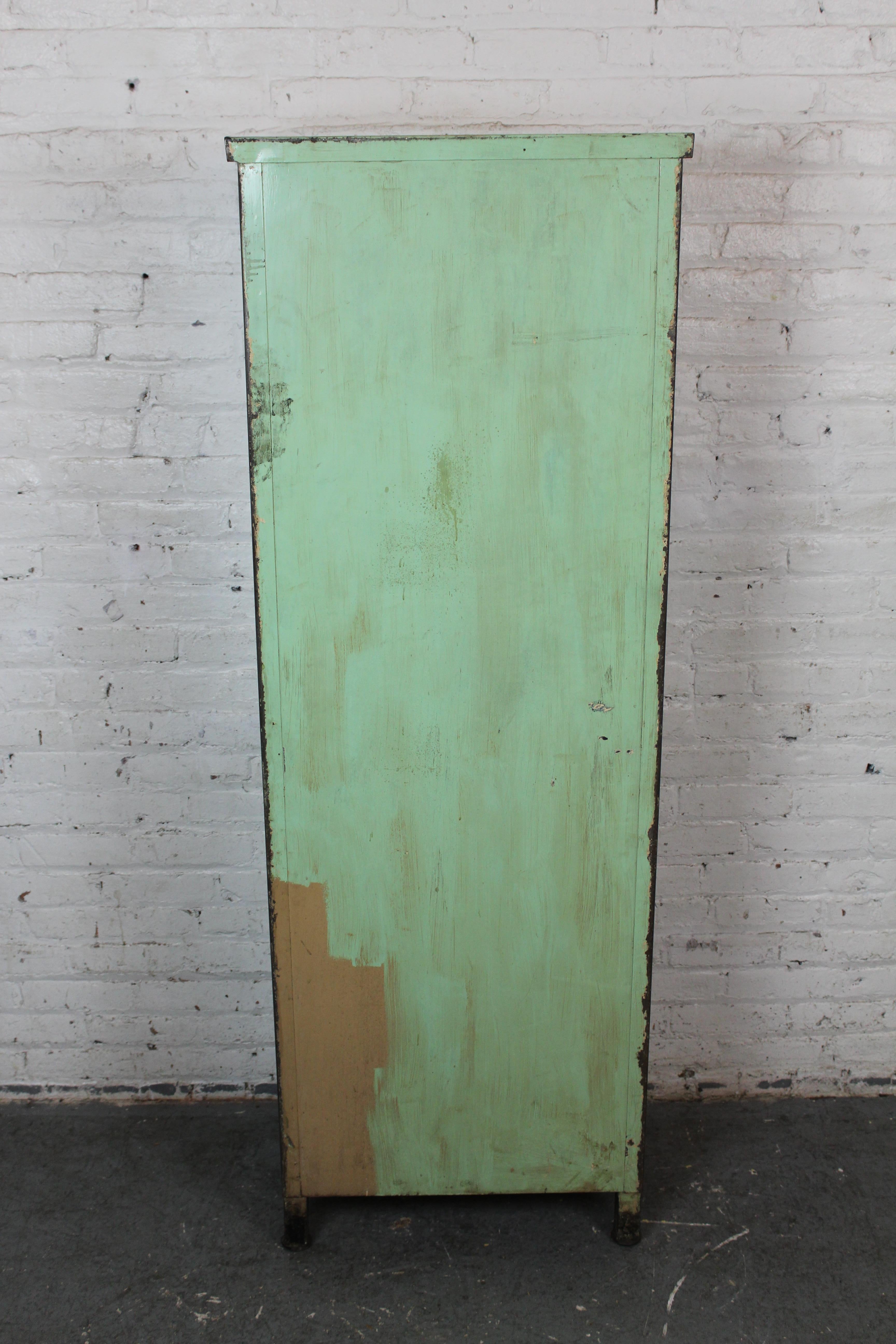 Vitrine industrielle en métal Bon état à Brooklyn, NY