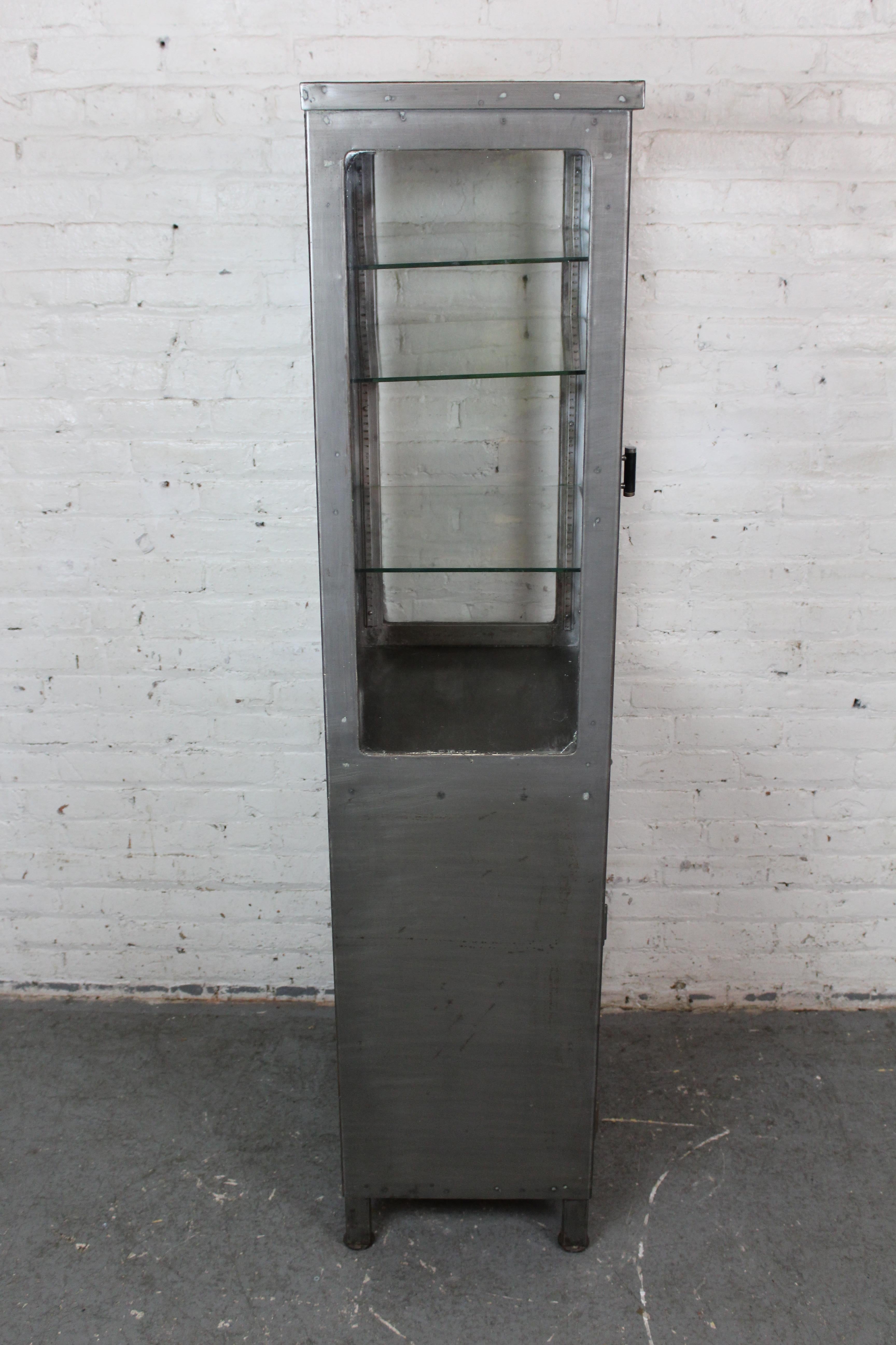 20ième siècle Vitrine industrielle en métal