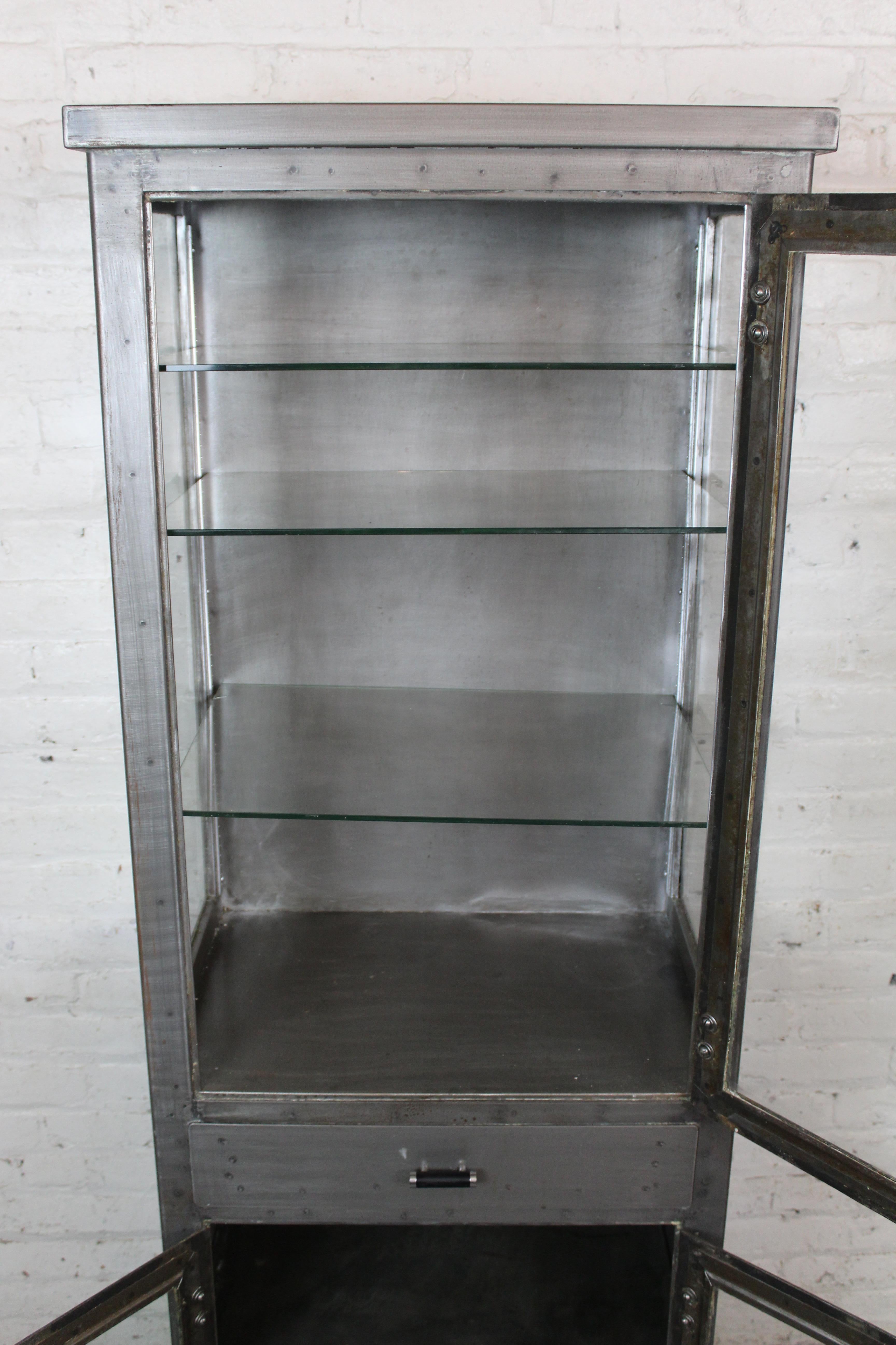 Vitrine industrielle en métal 1