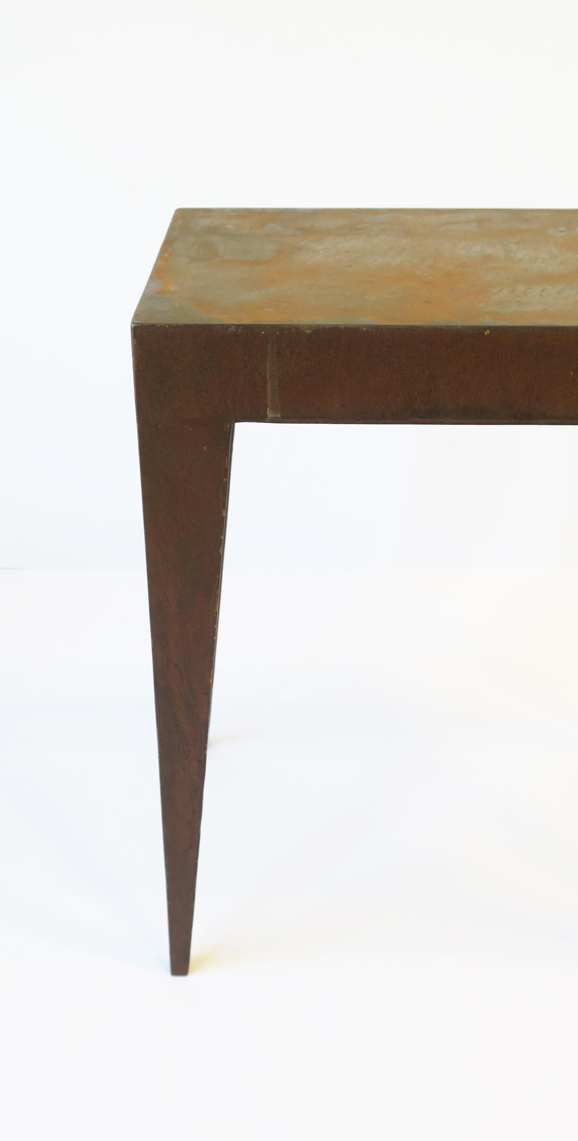 Table d'appoint en métal minimaliste d'influence Art déco en vente 9