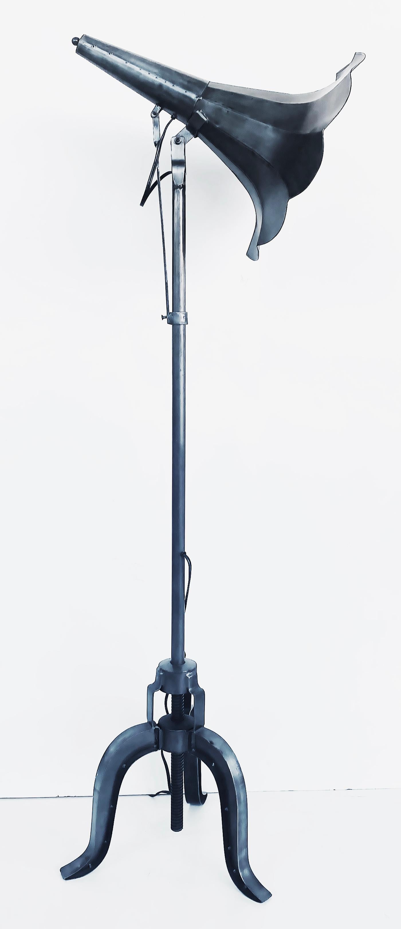 Industrielle Metall Sound Horn Verstellbare Stehlampe mit Bodenschalter

Zum Verkauf angeboten wird eine interessante Vintage-Stehlampe, die mit einem Edison-Stil Sound-Projektion Horn als den Schatten für die Lichtquelle erstellt wurde. Das Licht