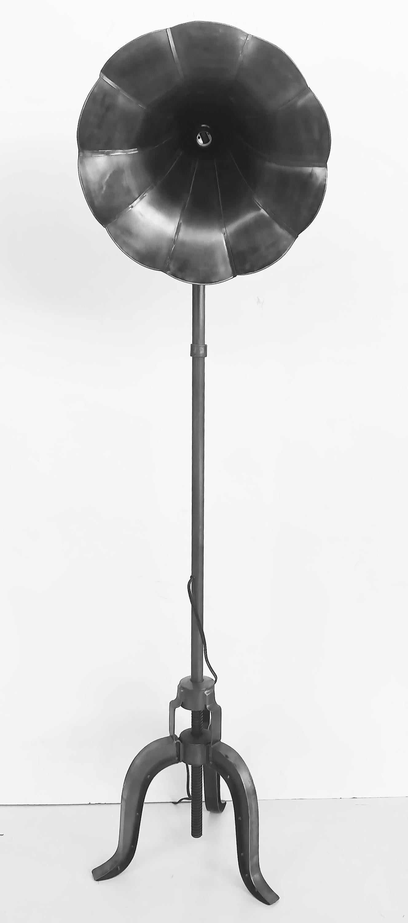 Industrielle Metall Sound Horn Verstellbare Stehlampe mit Bodenschalter (20. Jahrhundert) im Angebot