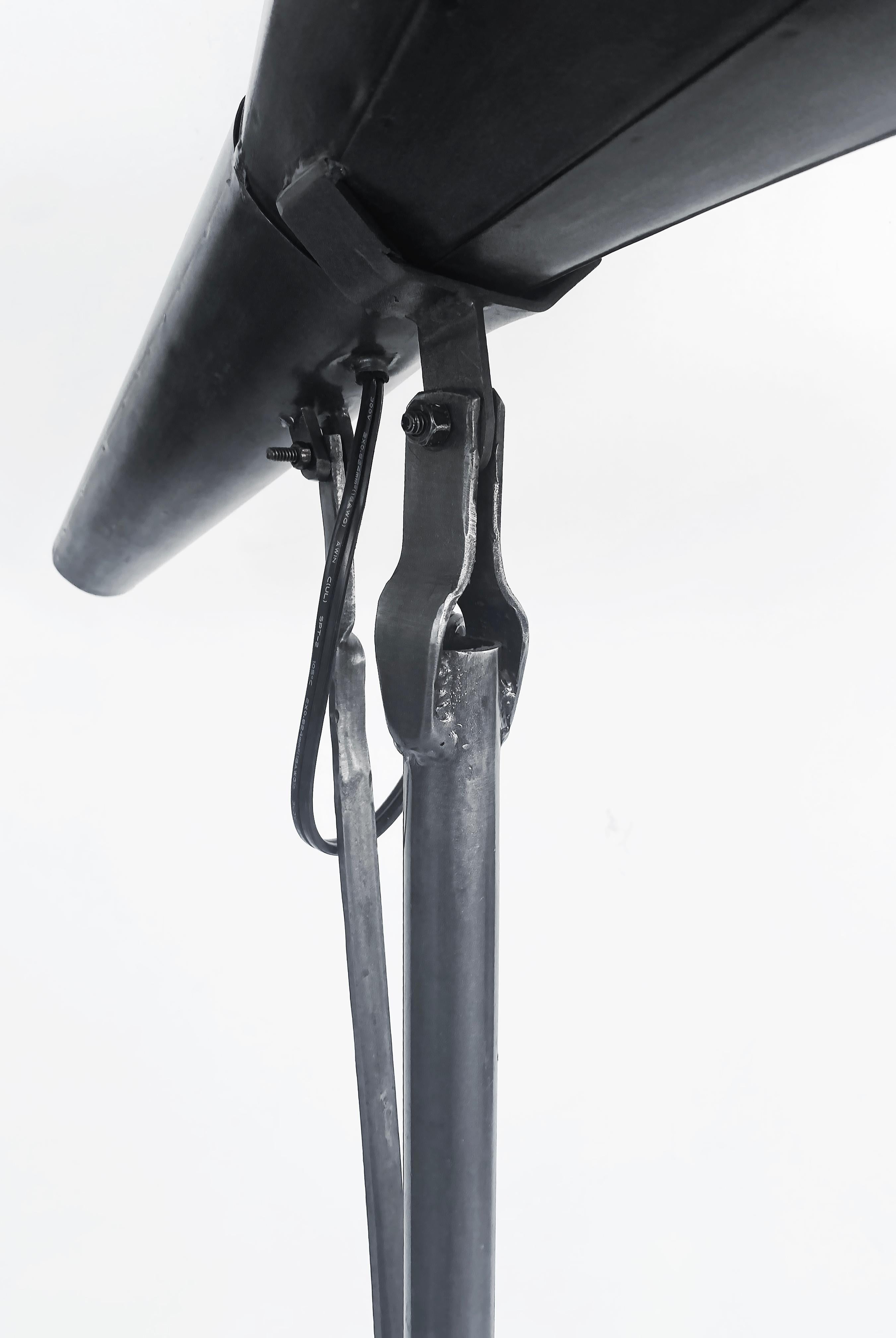 Industrielle Metall Sound Horn Verstellbare Stehlampe mit Bodenschalter im Angebot 1