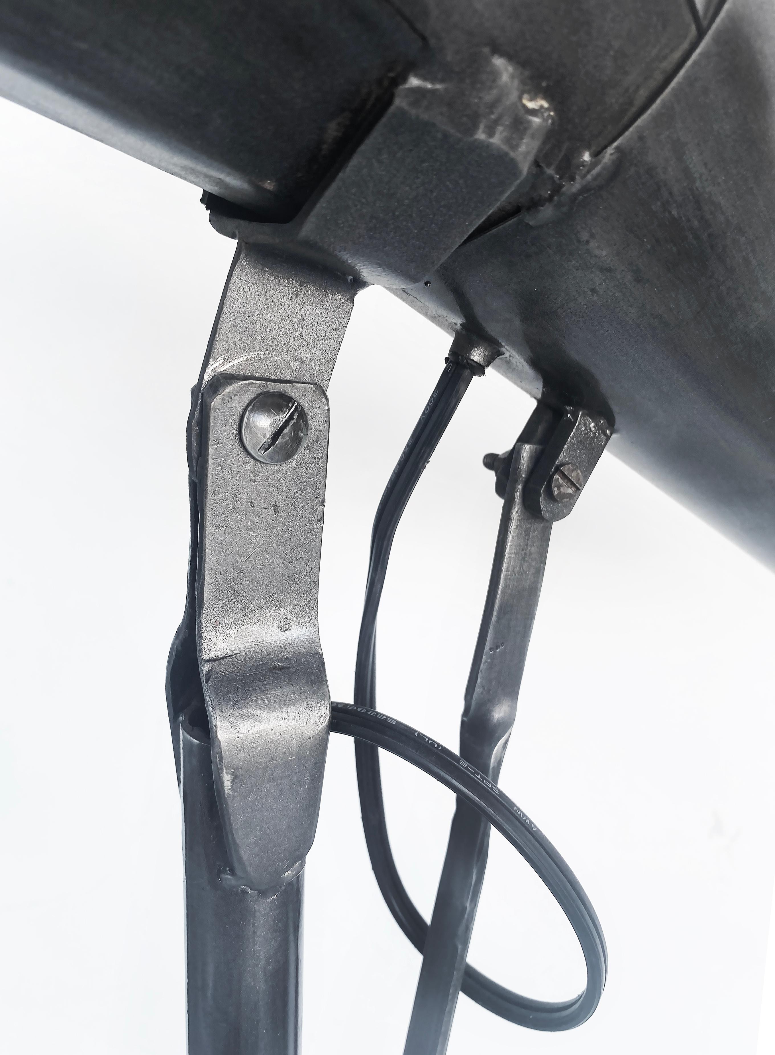 Lampada da terra regolabile con interruttore a pavimento in metallo industriale Horn In condizioni buone in vendita a Miami, FL