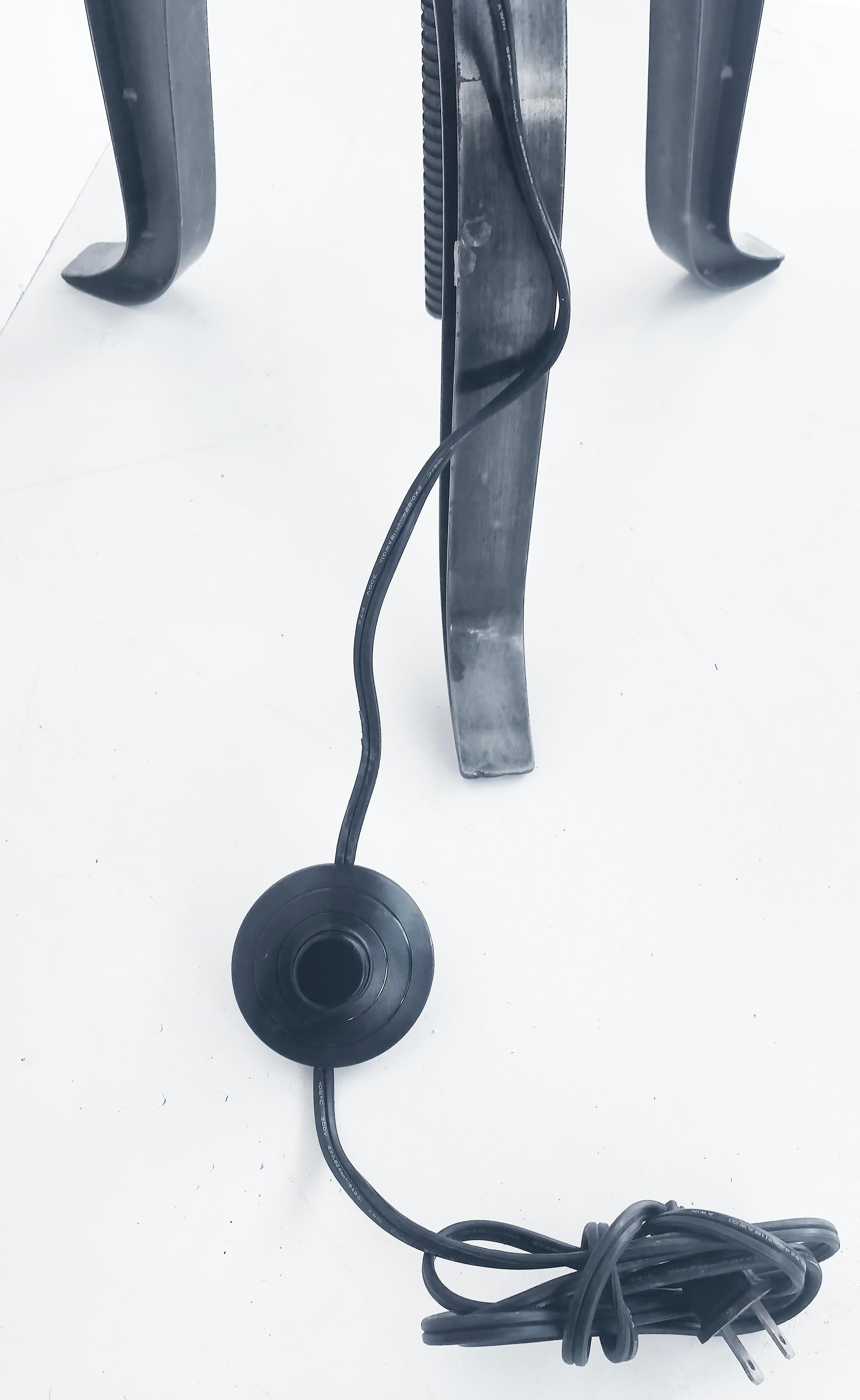 Lampadaire réglable en métal industriel Sound Horn avec interrupteur au sol en vente 2