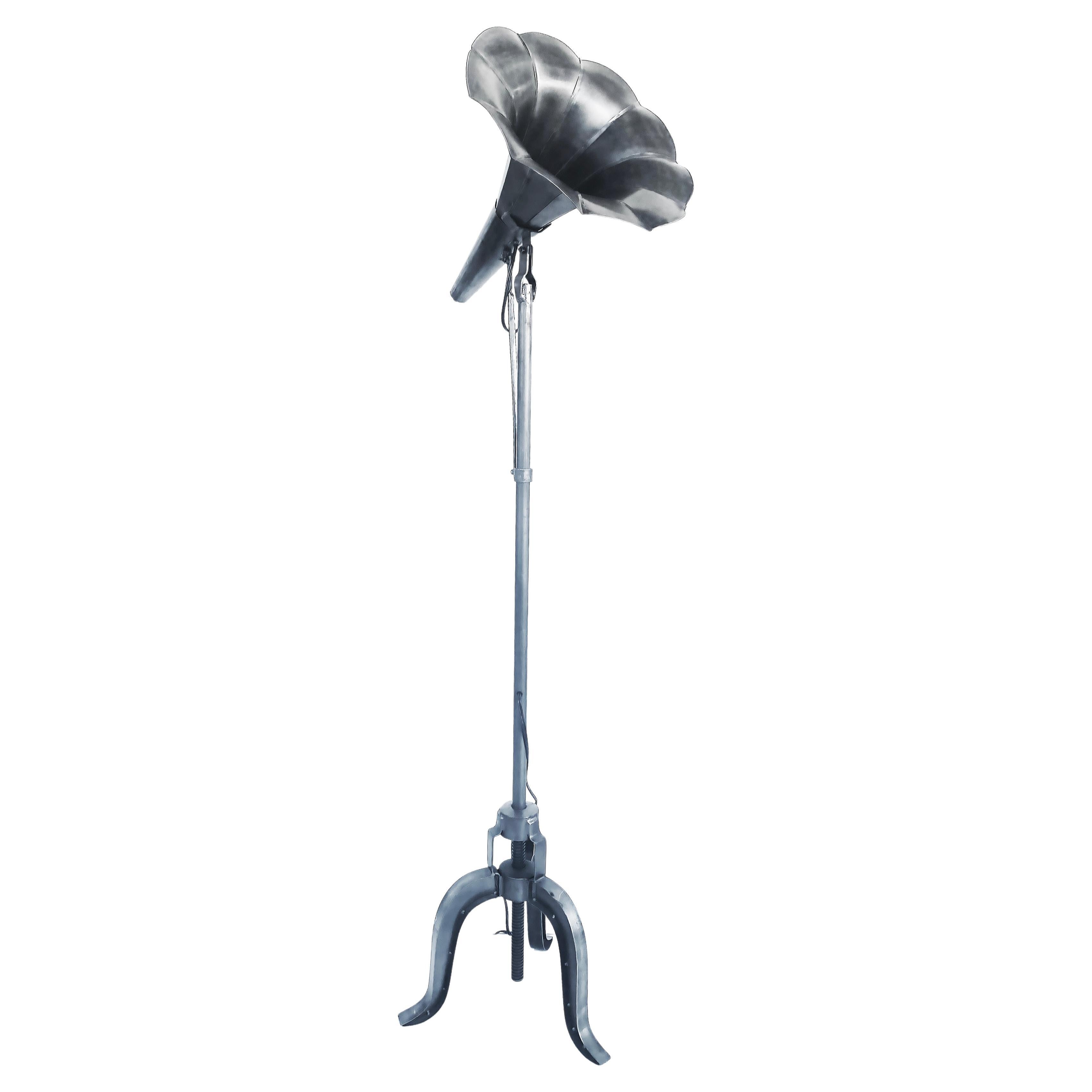 Lampadaire réglable en métal industriel Sound Horn avec interrupteur au sol en vente