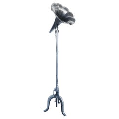 Lampadaire réglable en métal industriel Sound Horn avec interrupteur au sol