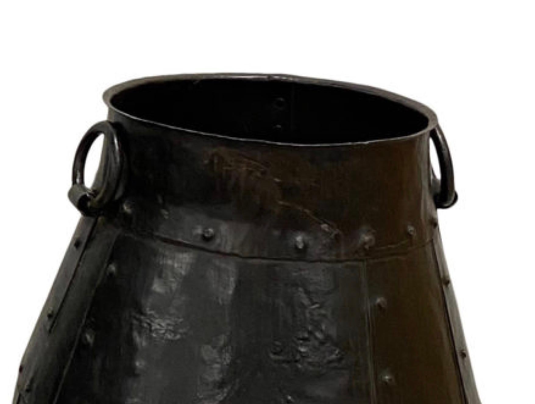 XIXe siècle Vase industriel en métal en vente