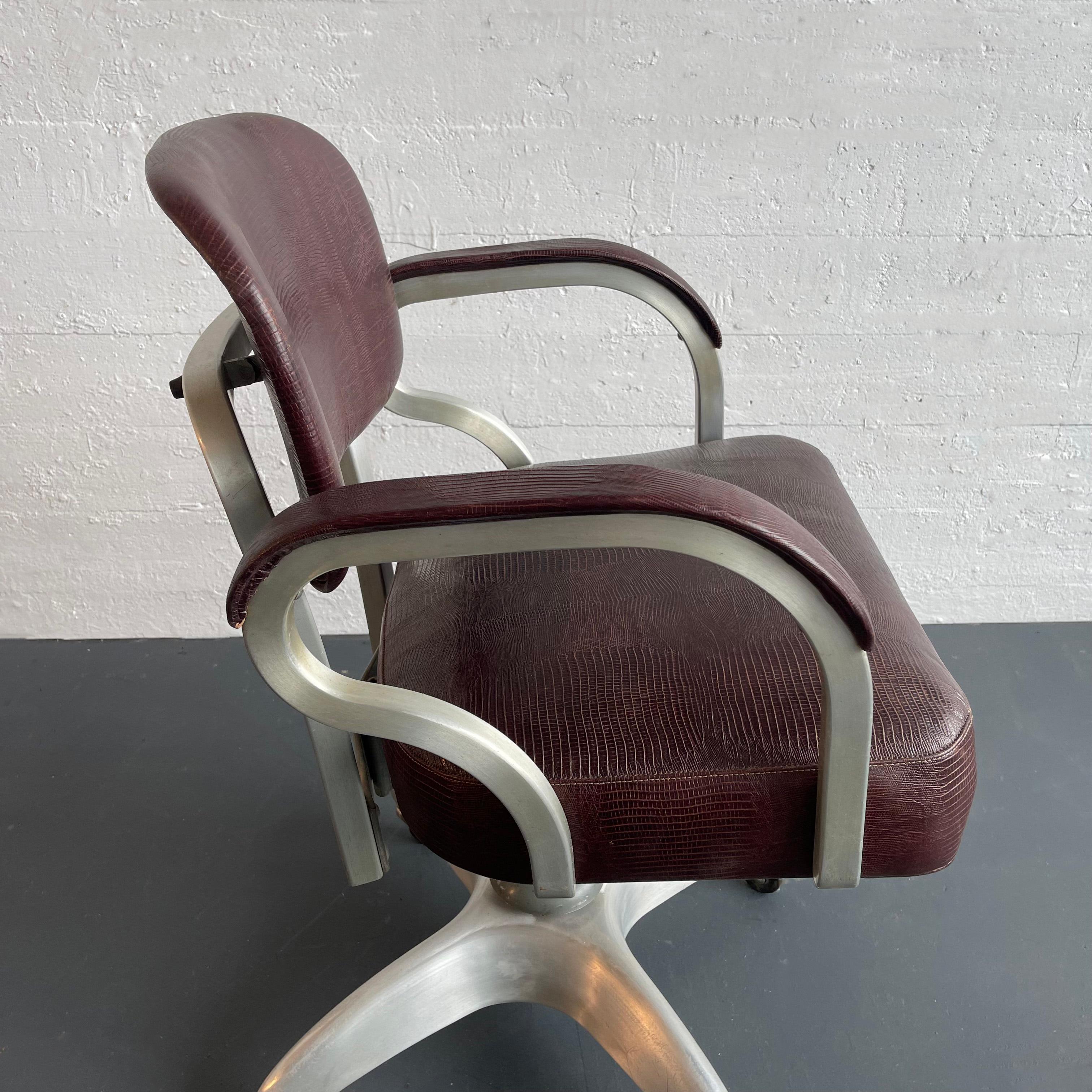 Chaise de bureau industrielle mi-siècle en cuir et aluminium par GoodForm Bon état à Brooklyn, NY