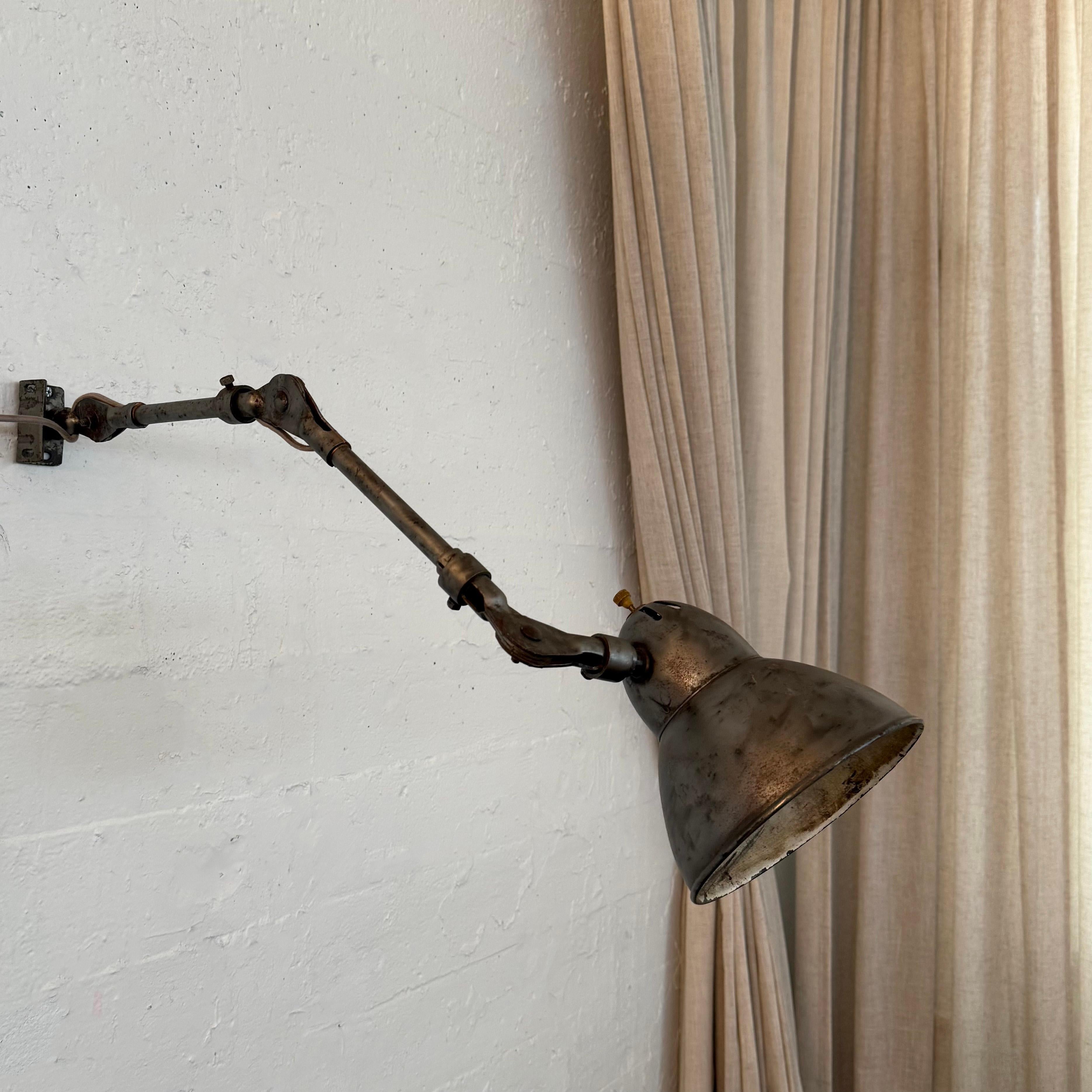 Industriel Lampe de travail articulée industrielle du milieu du siècle en vente