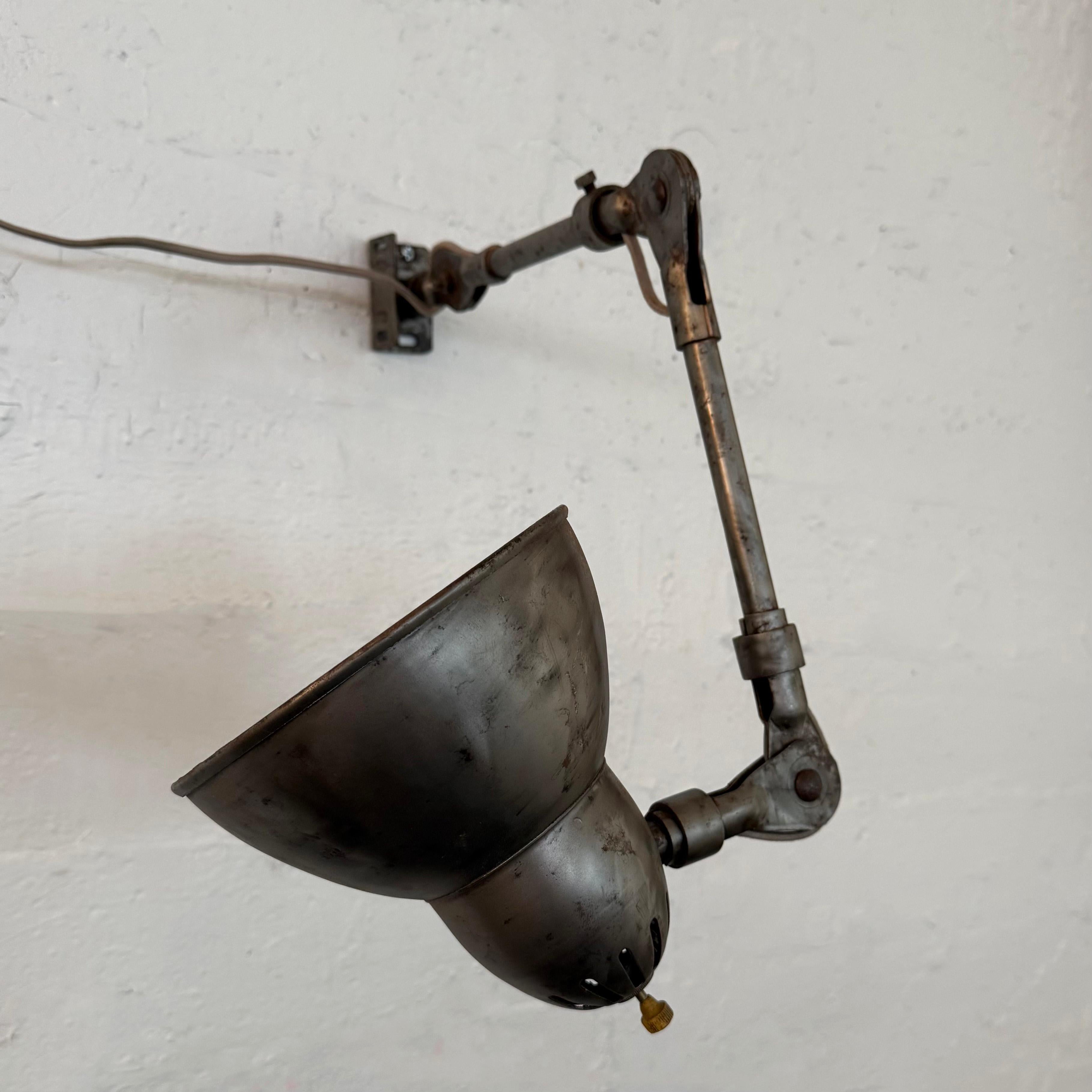 Lampe de travail articulée industrielle du milieu du siècle Bon état - En vente à Brooklyn, NY