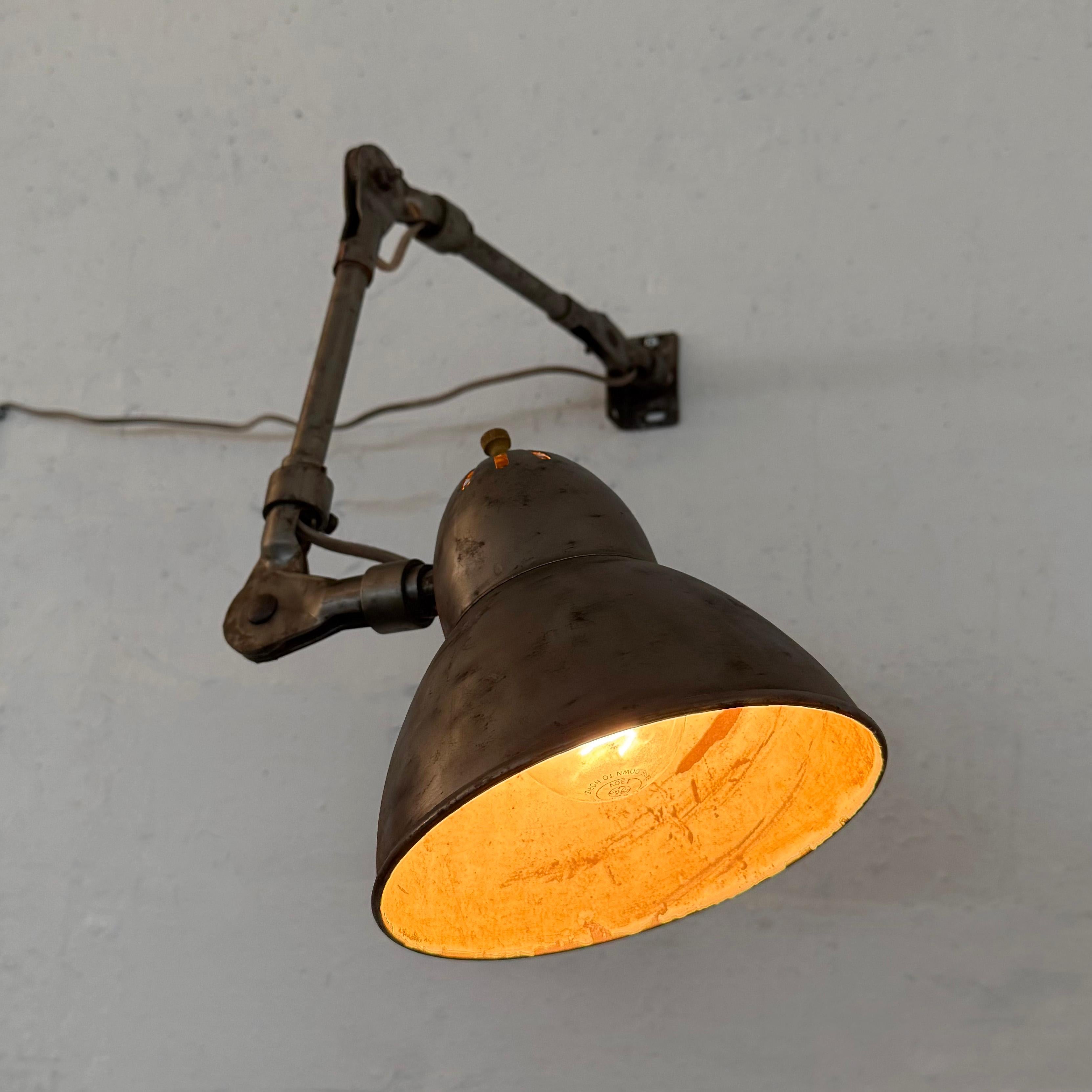 20ième siècle Lampe de travail articulée industrielle du milieu du siècle en vente