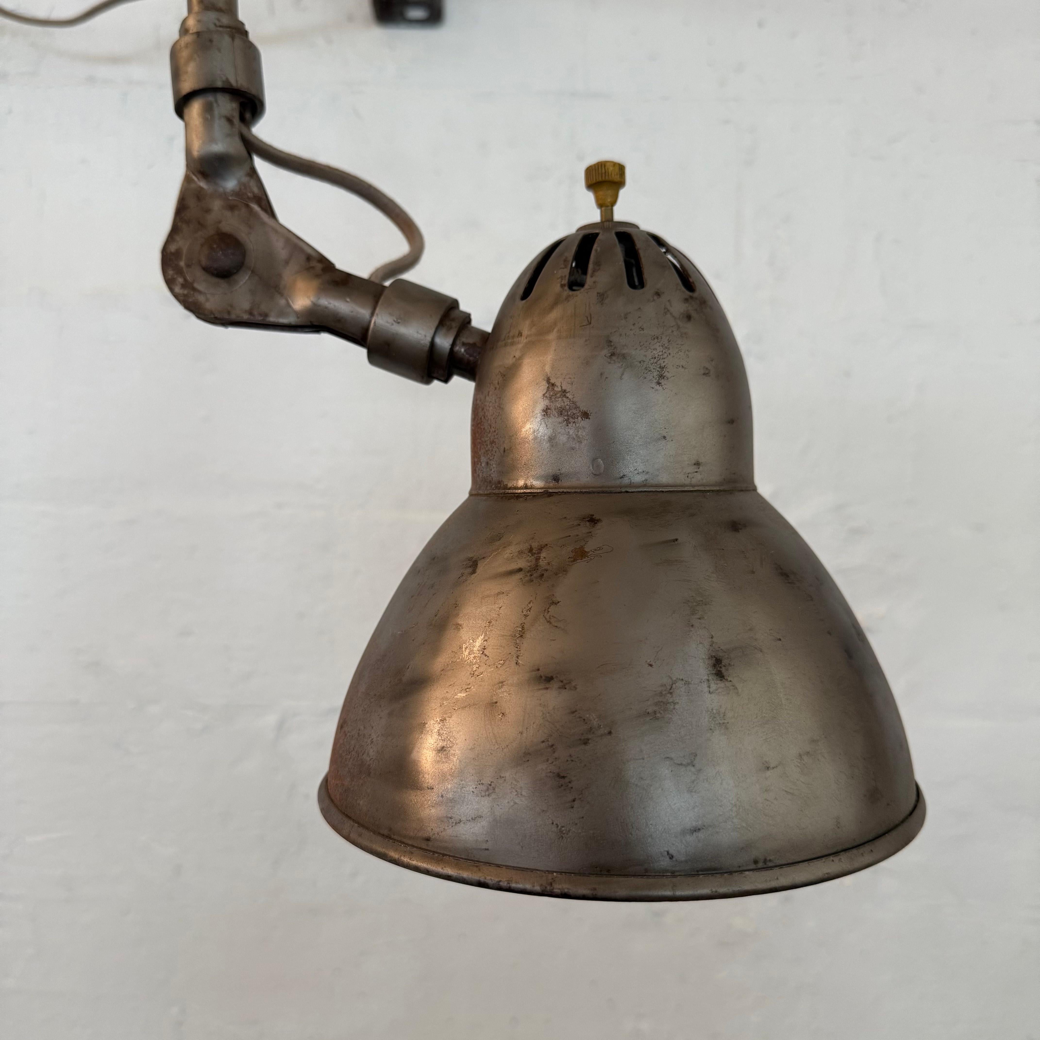 Métal Lampe de travail articulée industrielle du milieu du siècle en vente