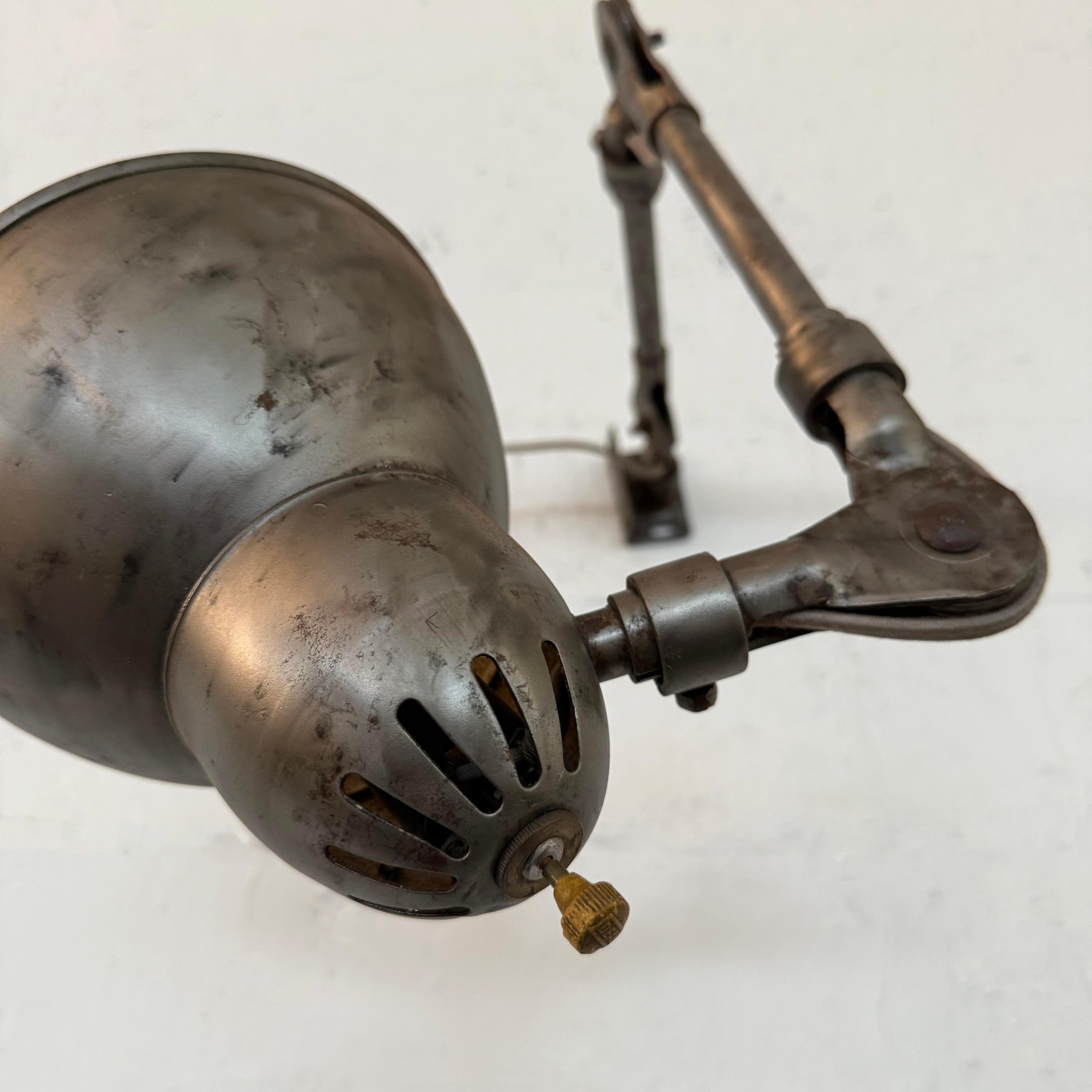 Lampe de travail articulée industrielle du milieu du siècle en vente 1