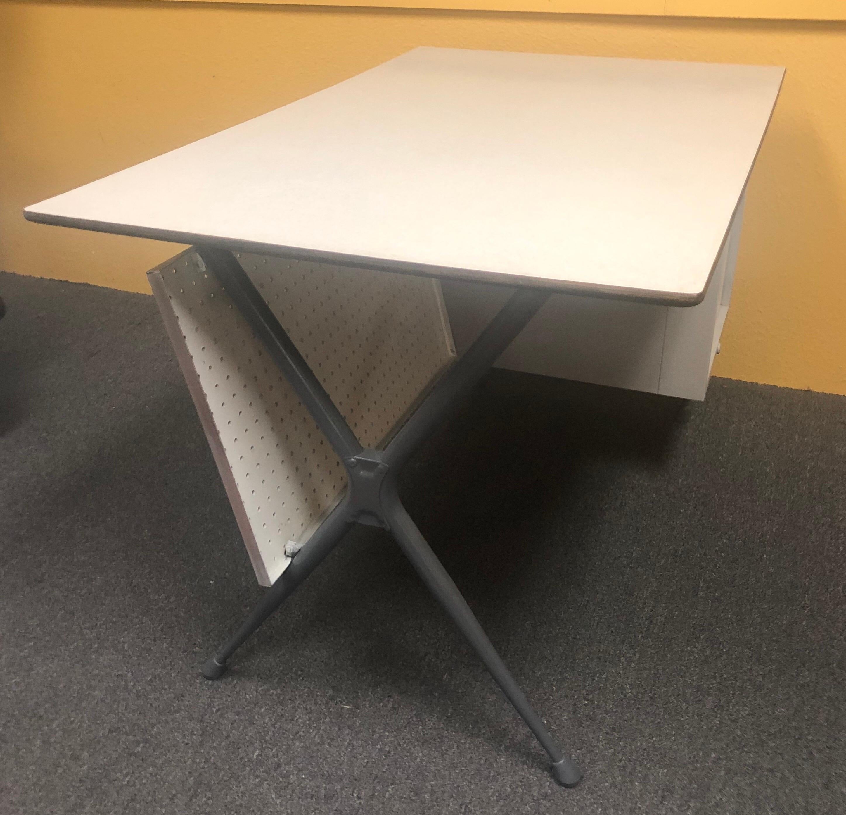 Industrieller Schreibtisch aus der Mitte des Jahrhunderts von Raymond Loewy für Brunswick im Angebot 3