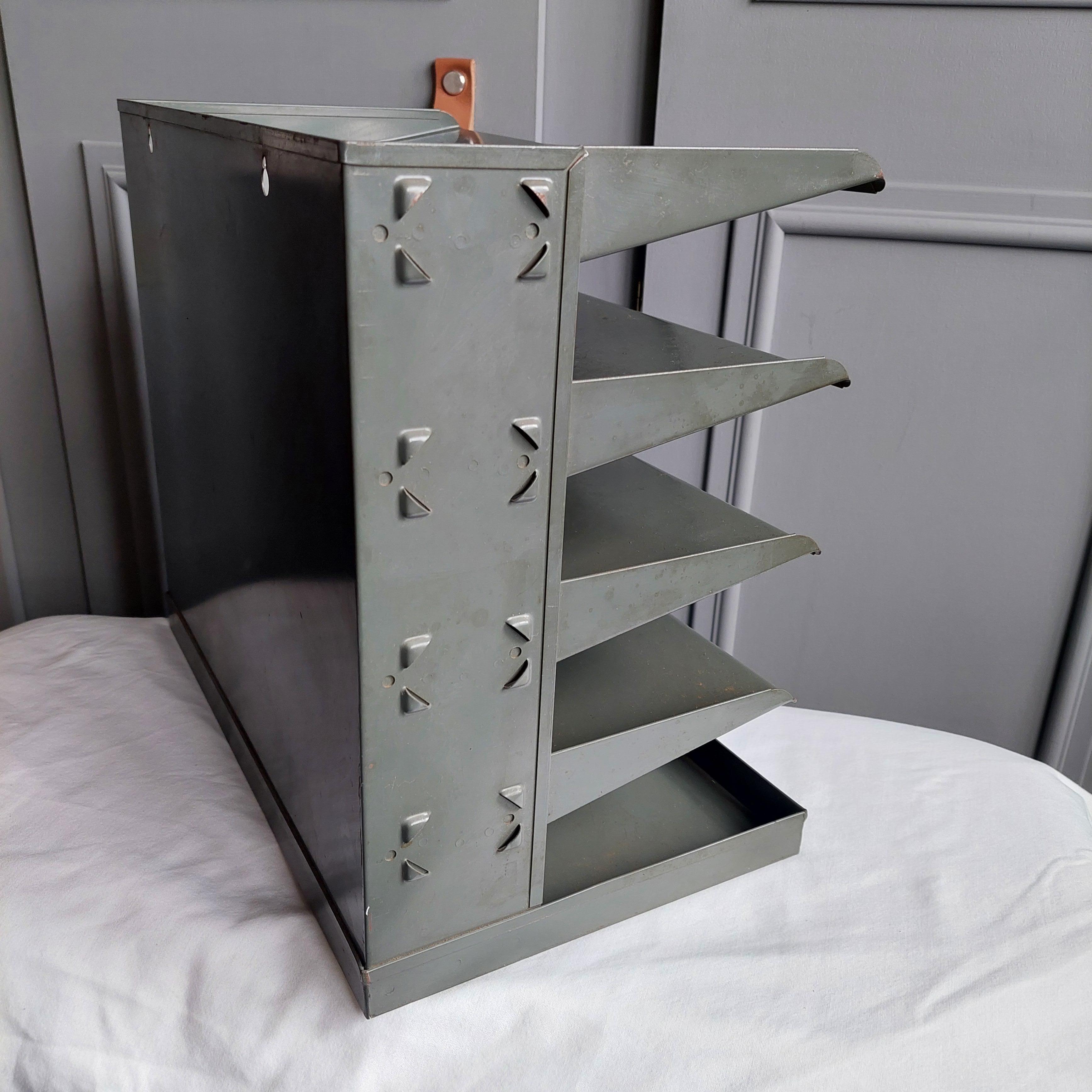 Industrielle Mid Century Metallablage  Dokument  / Briefablage Schreibtischorganisator 50er Jahre im Angebot 7