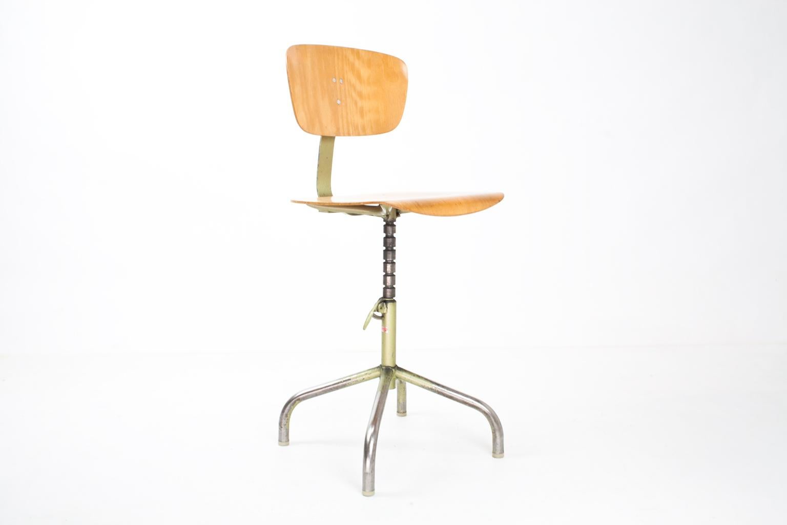 Industrial mid century Swivel Stools or desk chairs in plywood, Germany 1960s In Good Condition In Beek en Donk, NL