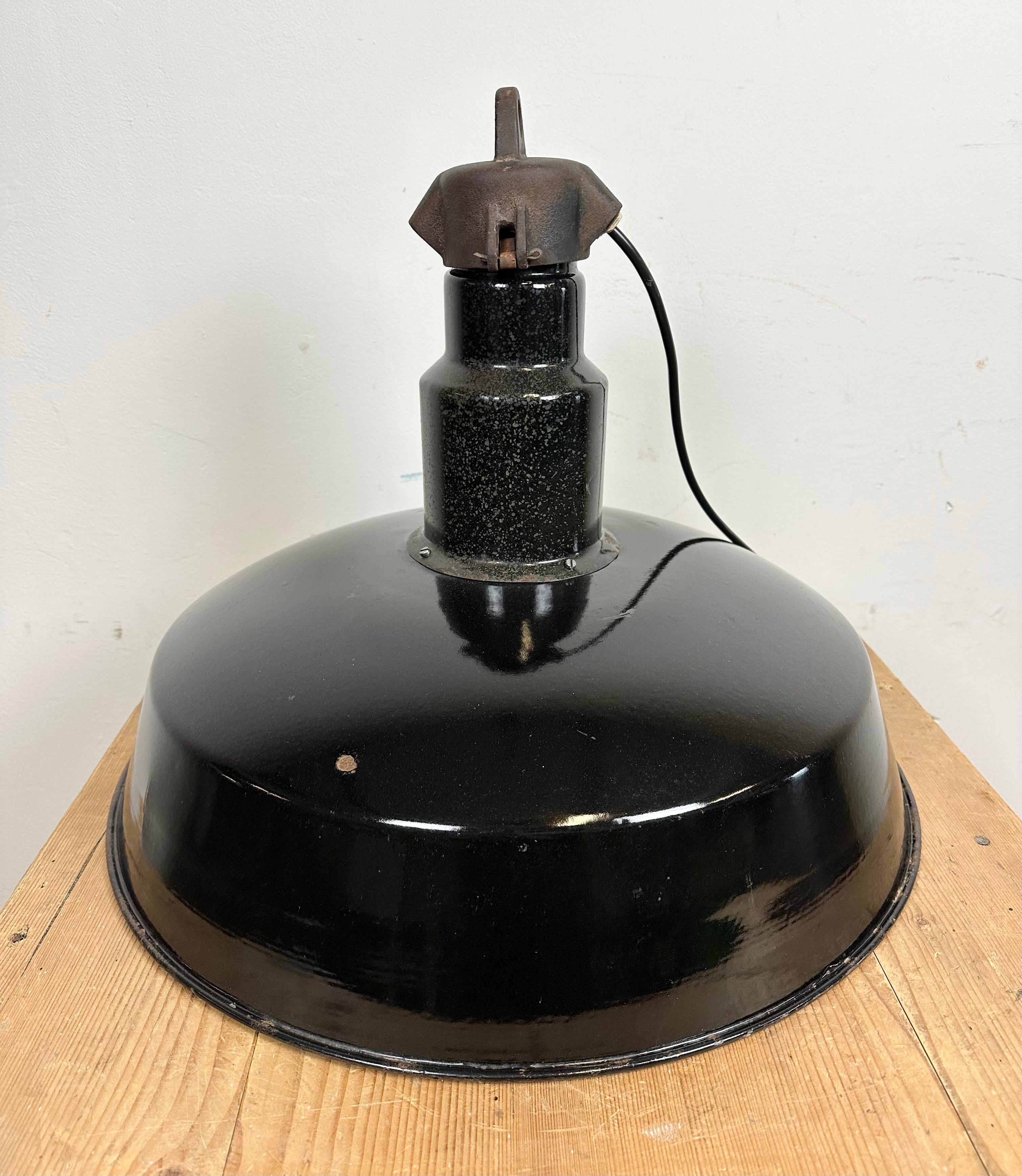 Lampada industriale di metà secolo con smalto nero, anni '50 in vendita 3