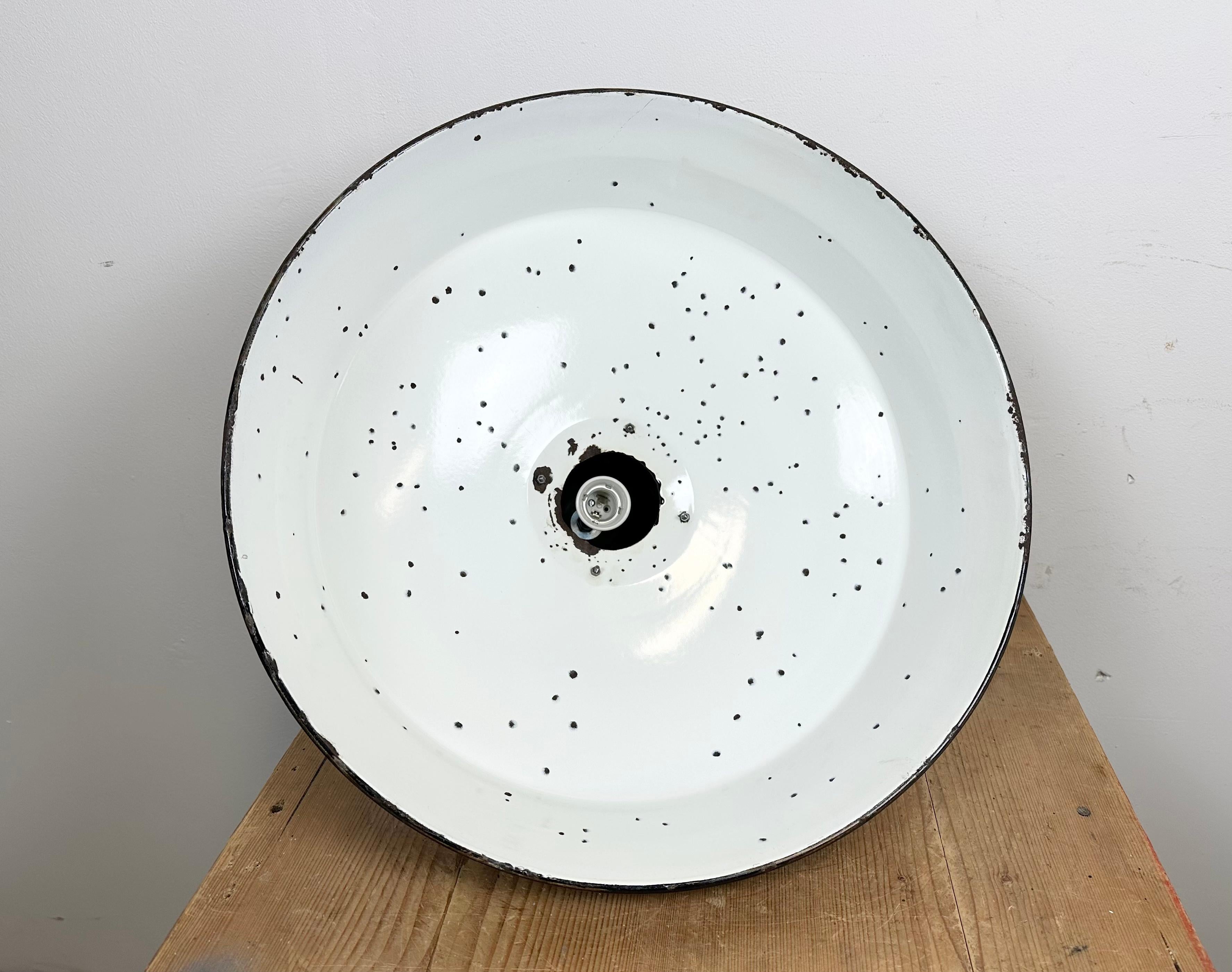 Lampada industriale di metà secolo con smalto nero, anni '50 in vendita 4