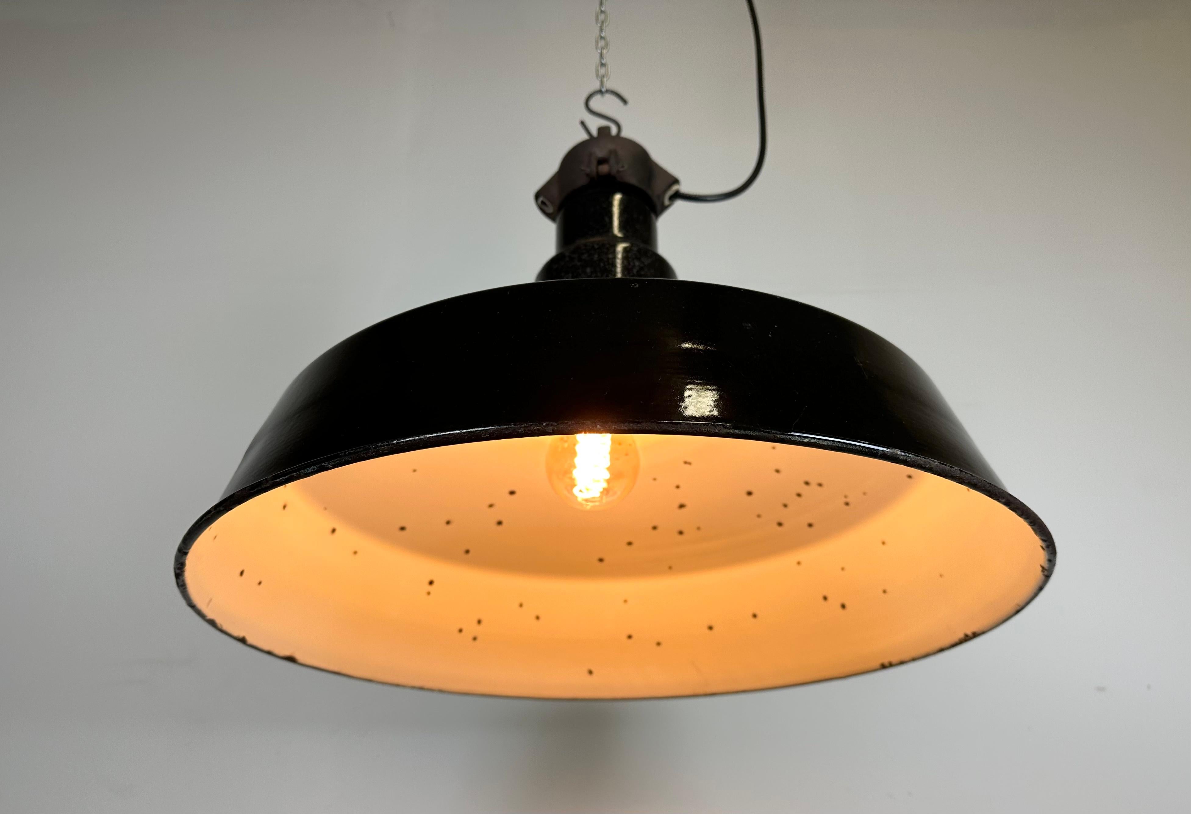 Lampada industriale di metà secolo con smalto nero, anni '50 in vendita 6