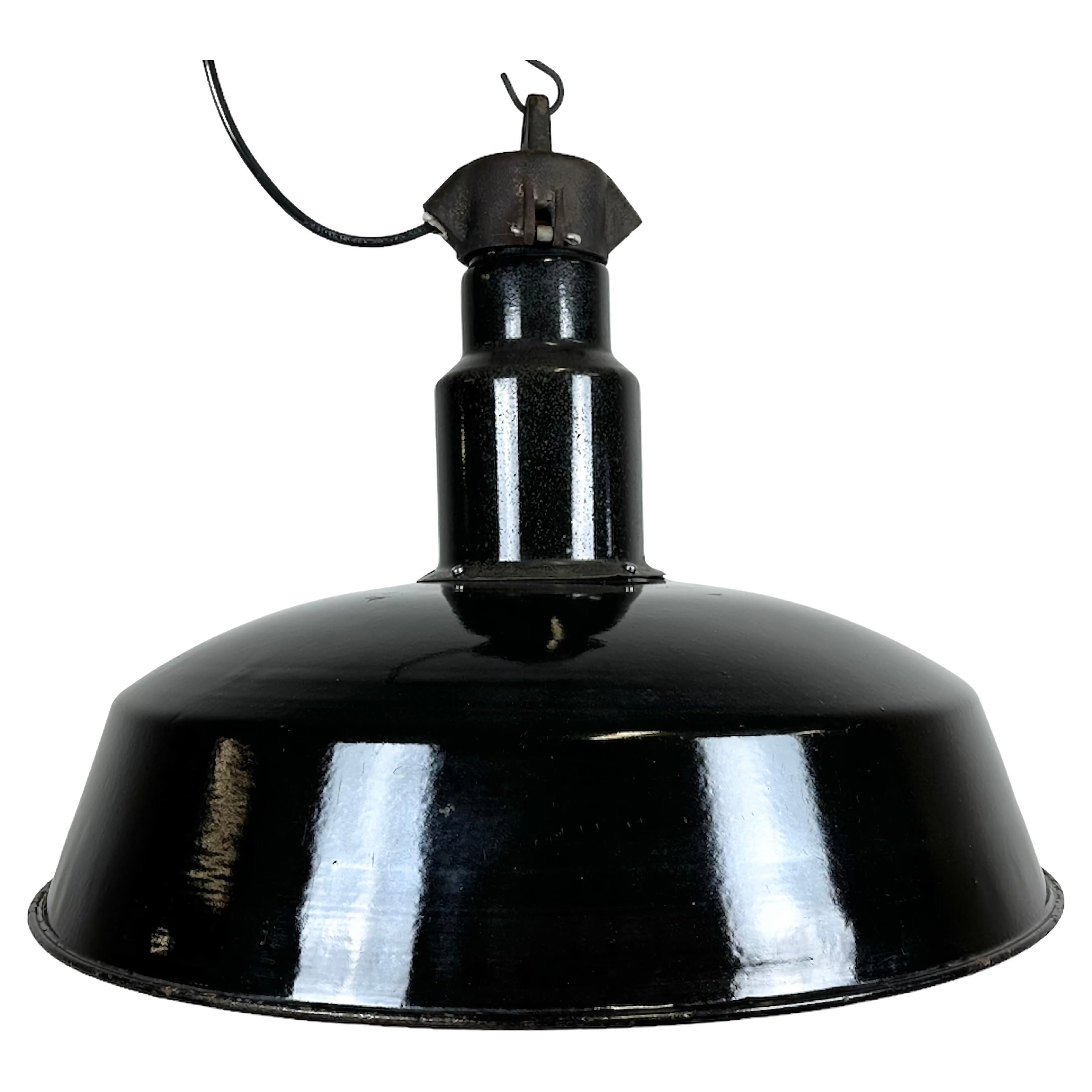 Industrielle Mid-Century-Fabrik-Lampe aus schwarzer Emaille, 1950er Jahre