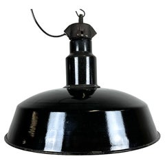 Lampe d'usine industrielle du milieu du siècle dernier en émail noir, années 1950