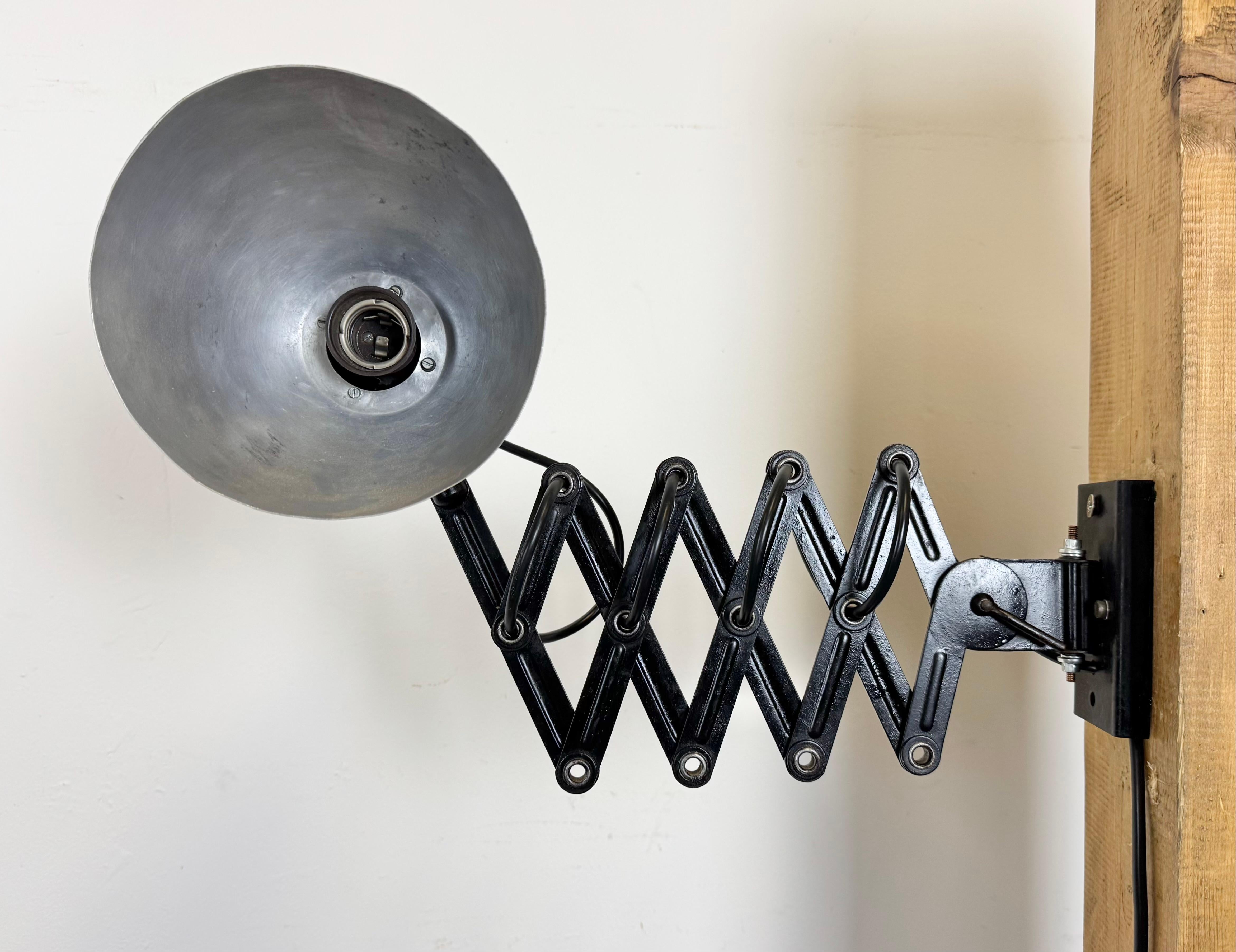 Lampe murale industrielle à ciseaux, années 1950 en vente 3