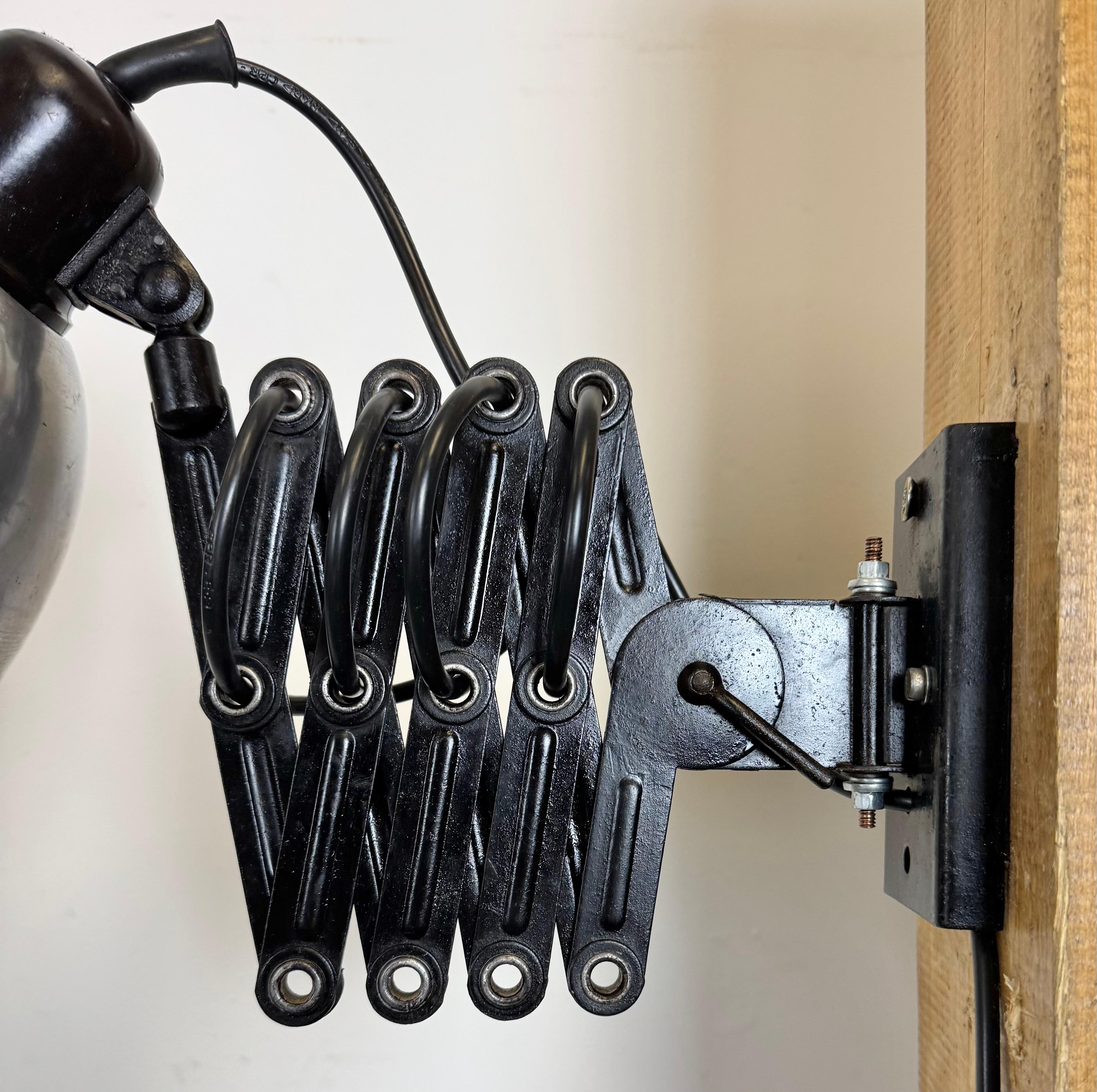 20ième siècle Lampe murale industrielle à ciseaux, années 1950 en vente