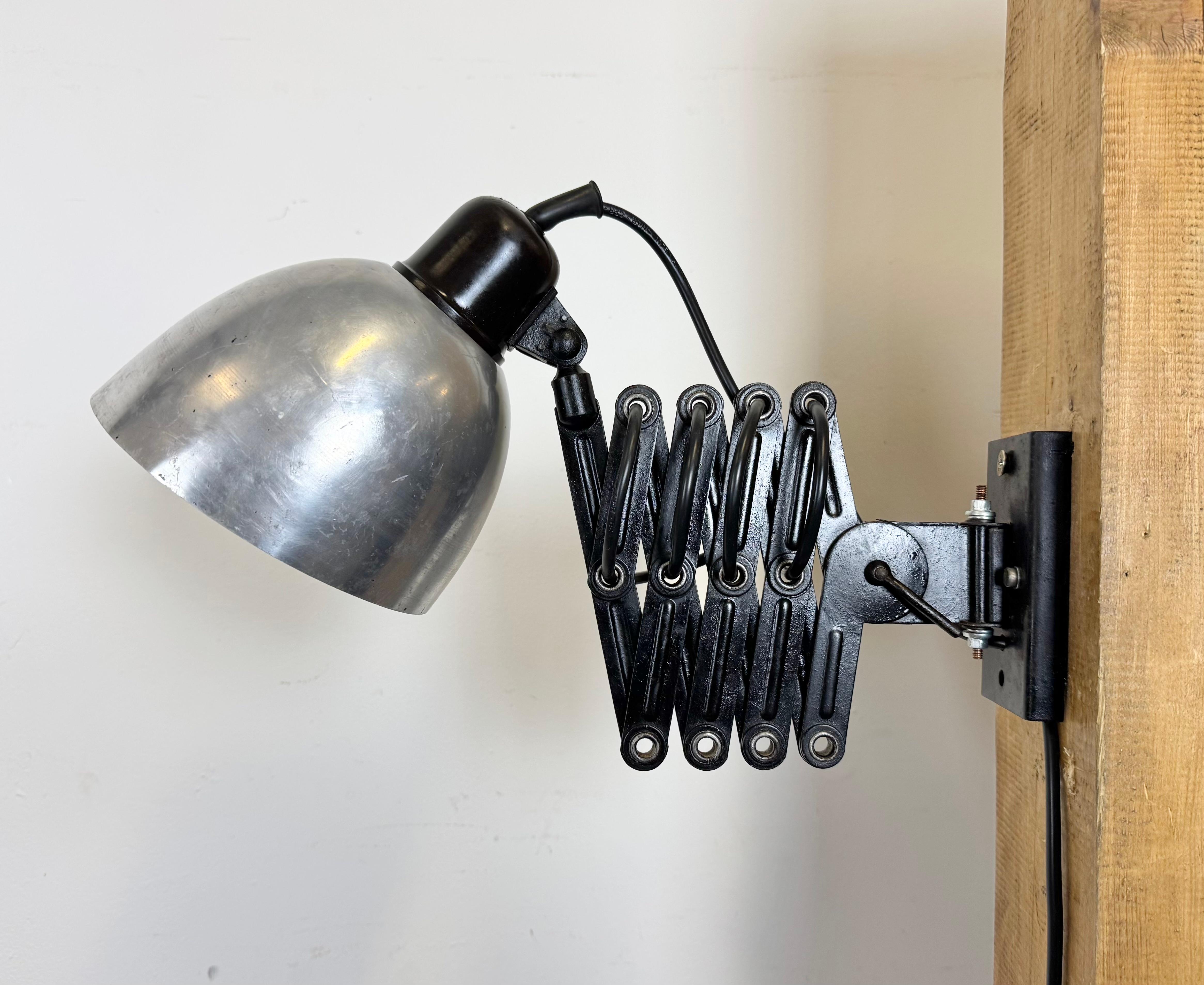 Fer Lampe murale industrielle à ciseaux, années 1950 en vente