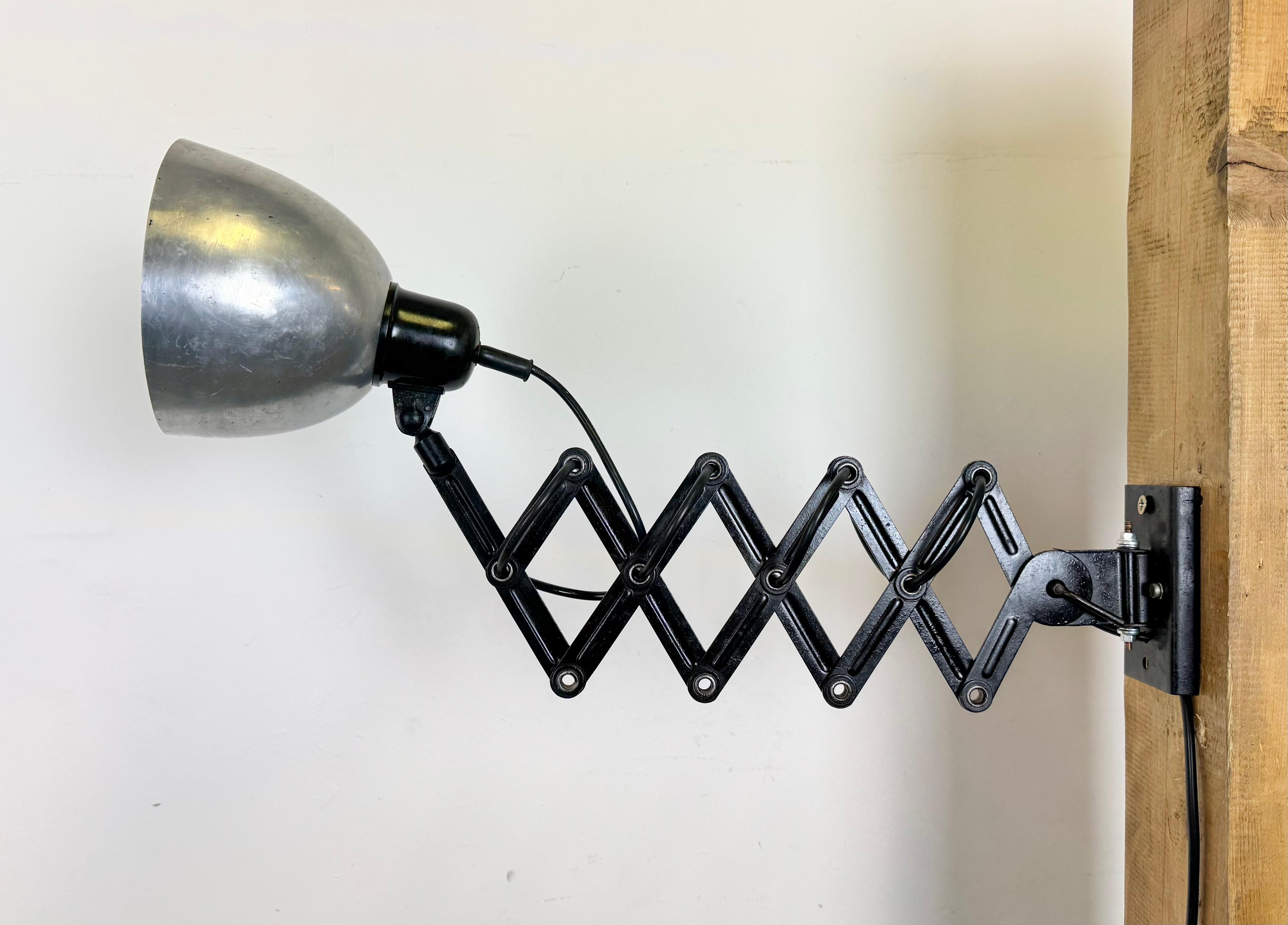 Lampe murale industrielle à ciseaux, années 1950 en vente 1