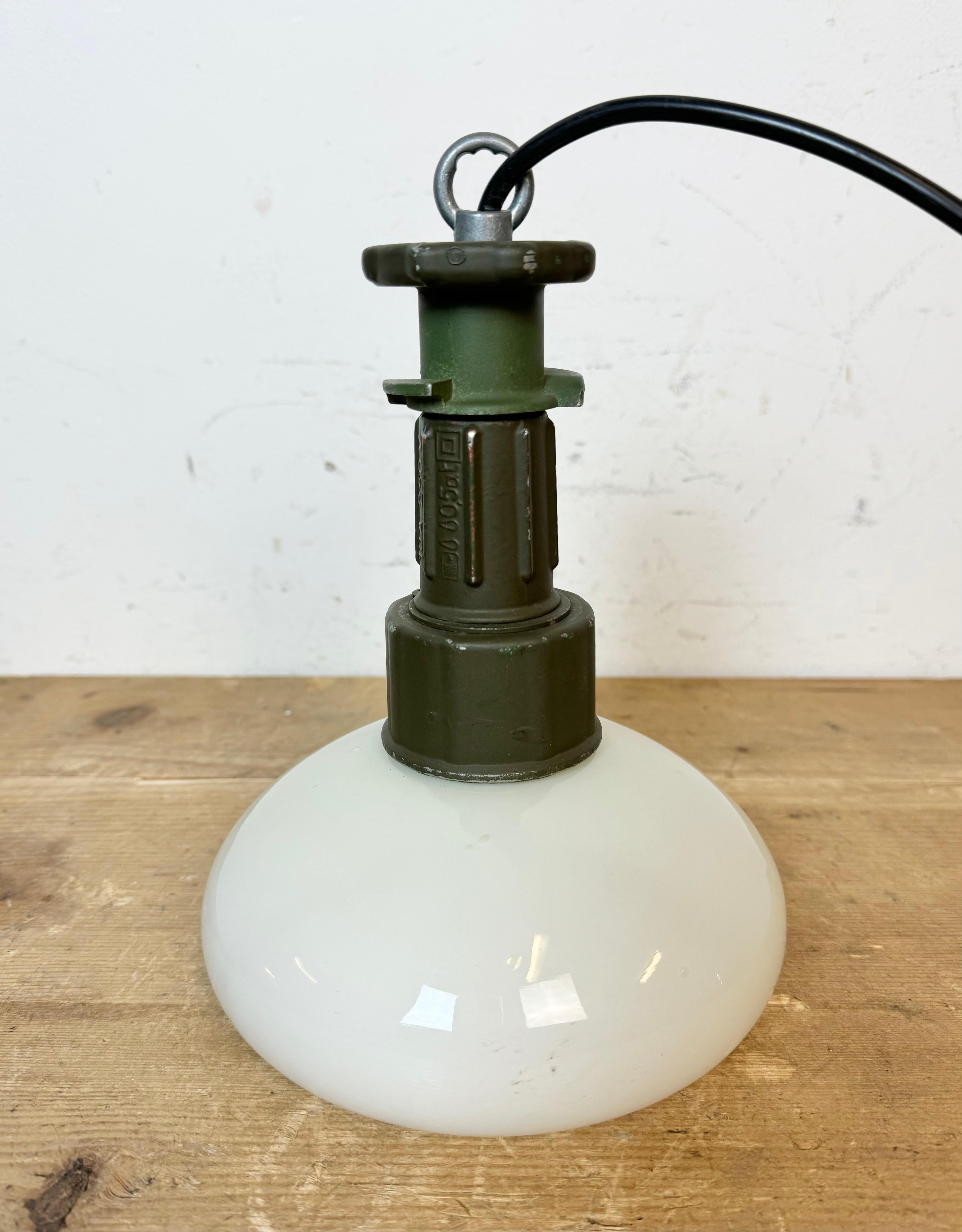 Lampe suspendue industrielle militaire, années 1960 en vente 3