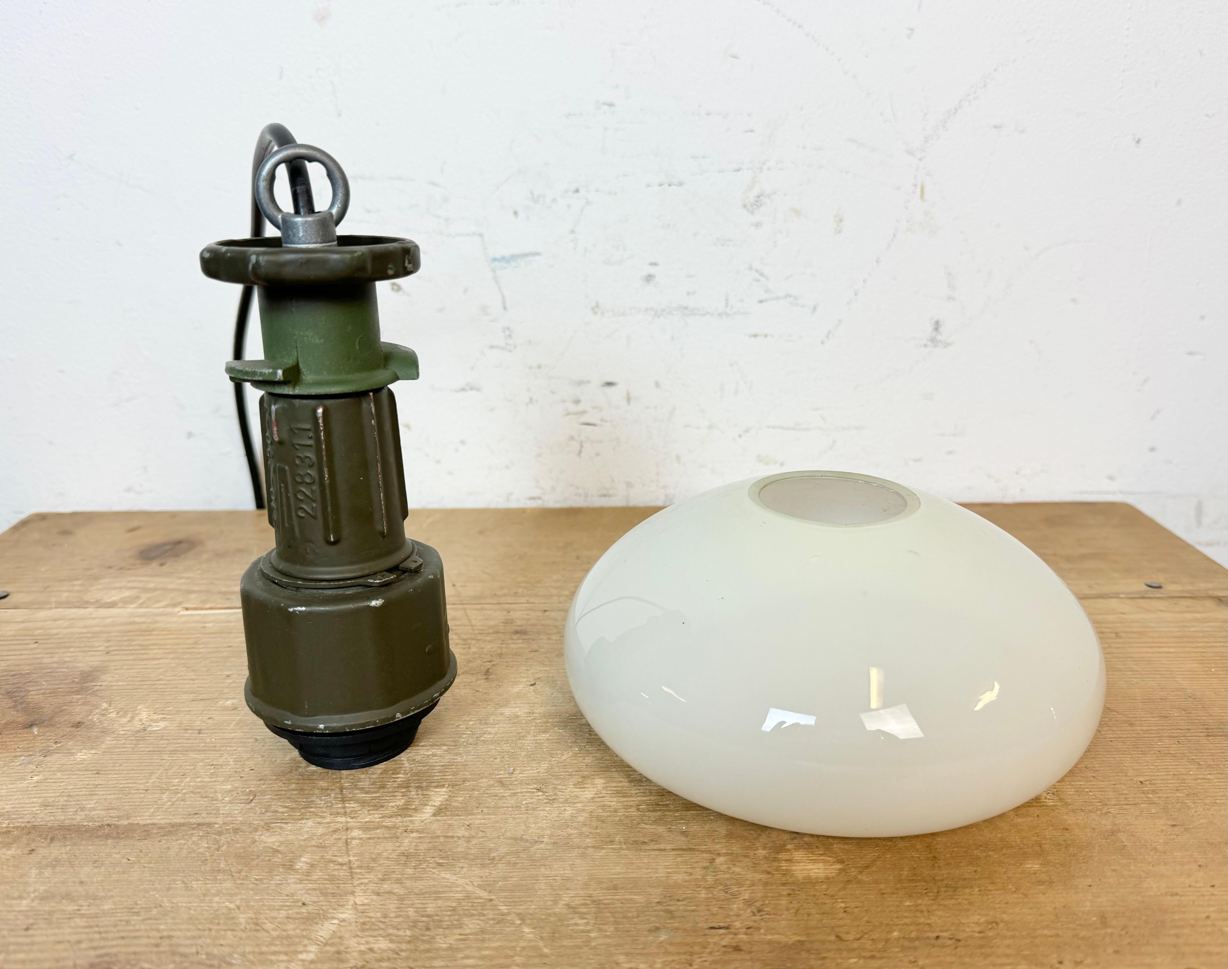 Lampe suspendue industrielle militaire, années 1960 en vente 6