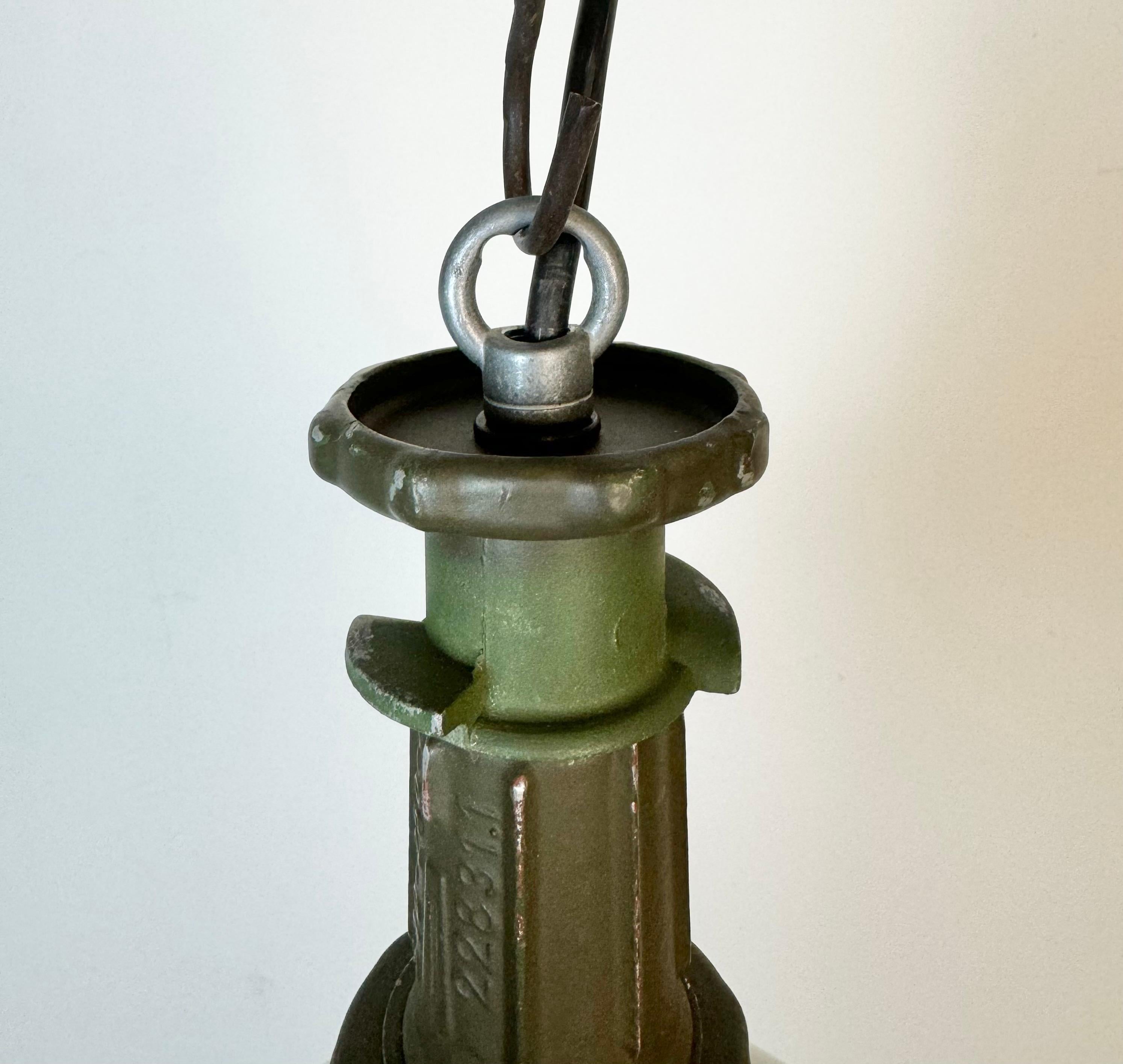 Lampe suspendue industrielle militaire, années 1960 Bon état - En vente à Kojetice, CZ