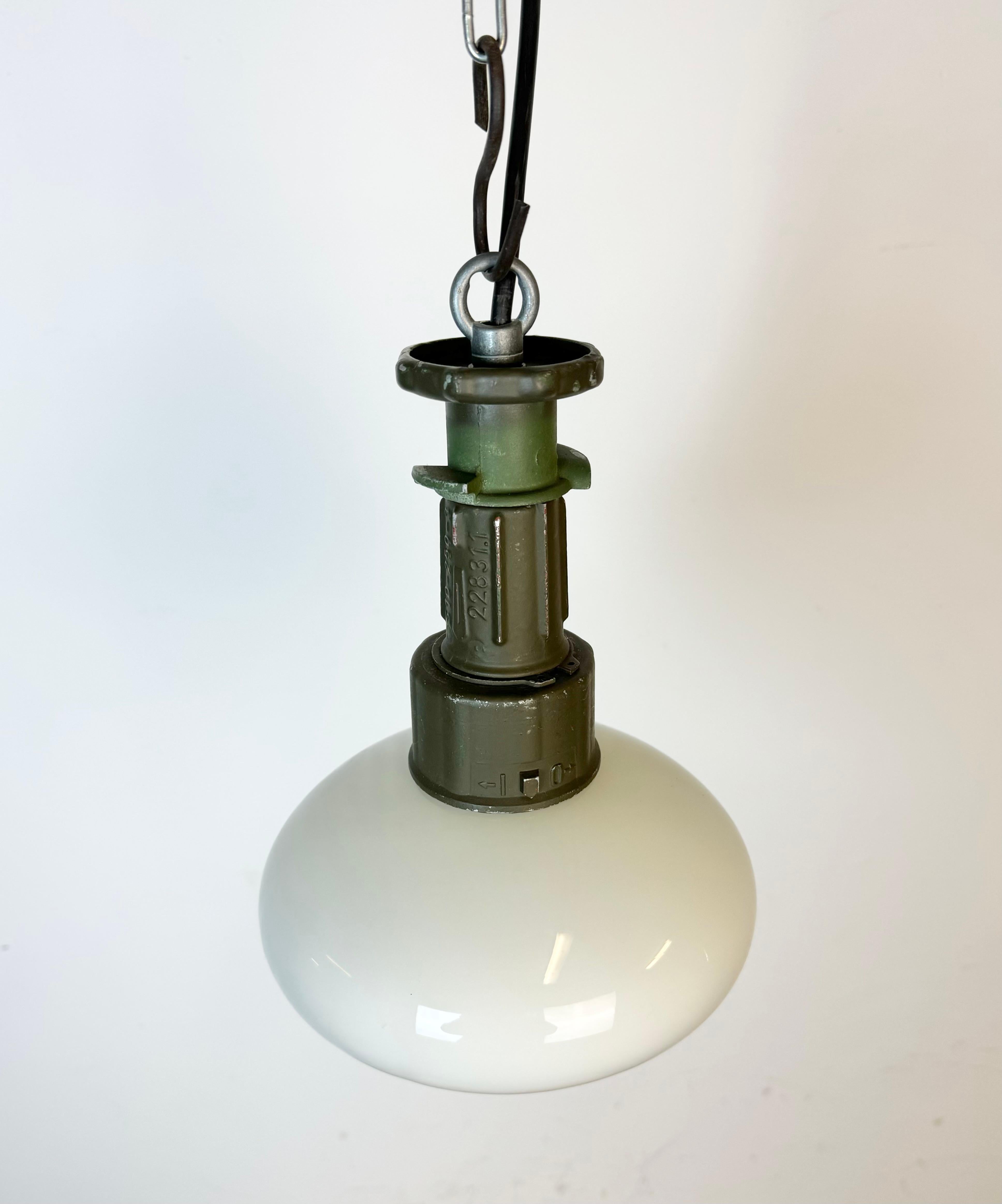 20ième siècle Lampe suspendue industrielle militaire, années 1960 en vente