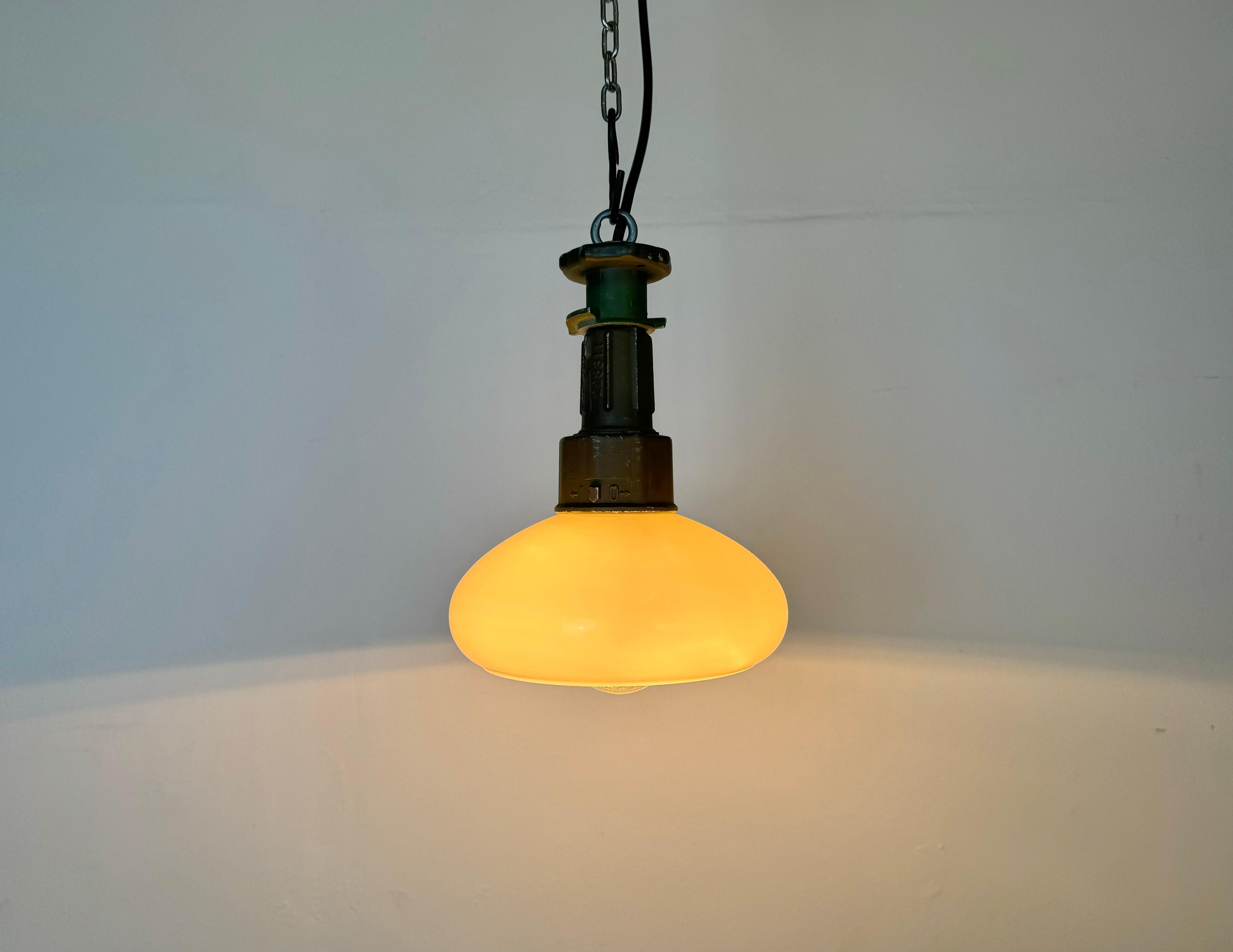 Lampe suspendue industrielle militaire, années 1960 en vente 1