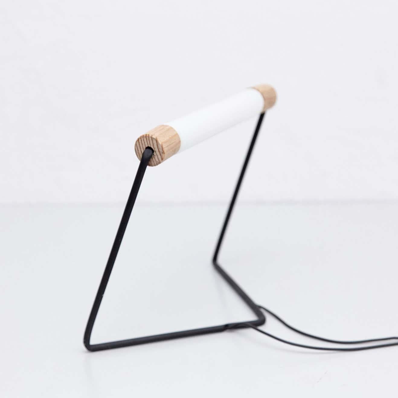 Mid-Century Modern Lampe de table industrielle minimaliste en metal&wood, circa 1990 en vente
