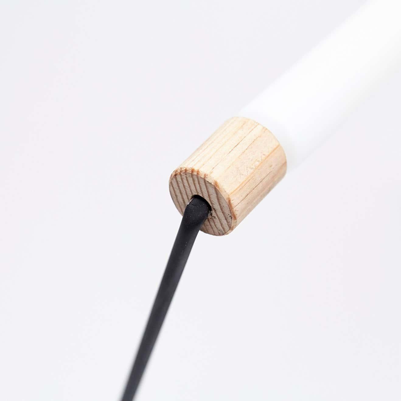Industrielle minimalistische Tischlampe aus Metall und Holz, um 1990 (Ende des 20. Jahrhunderts) im Angebot
